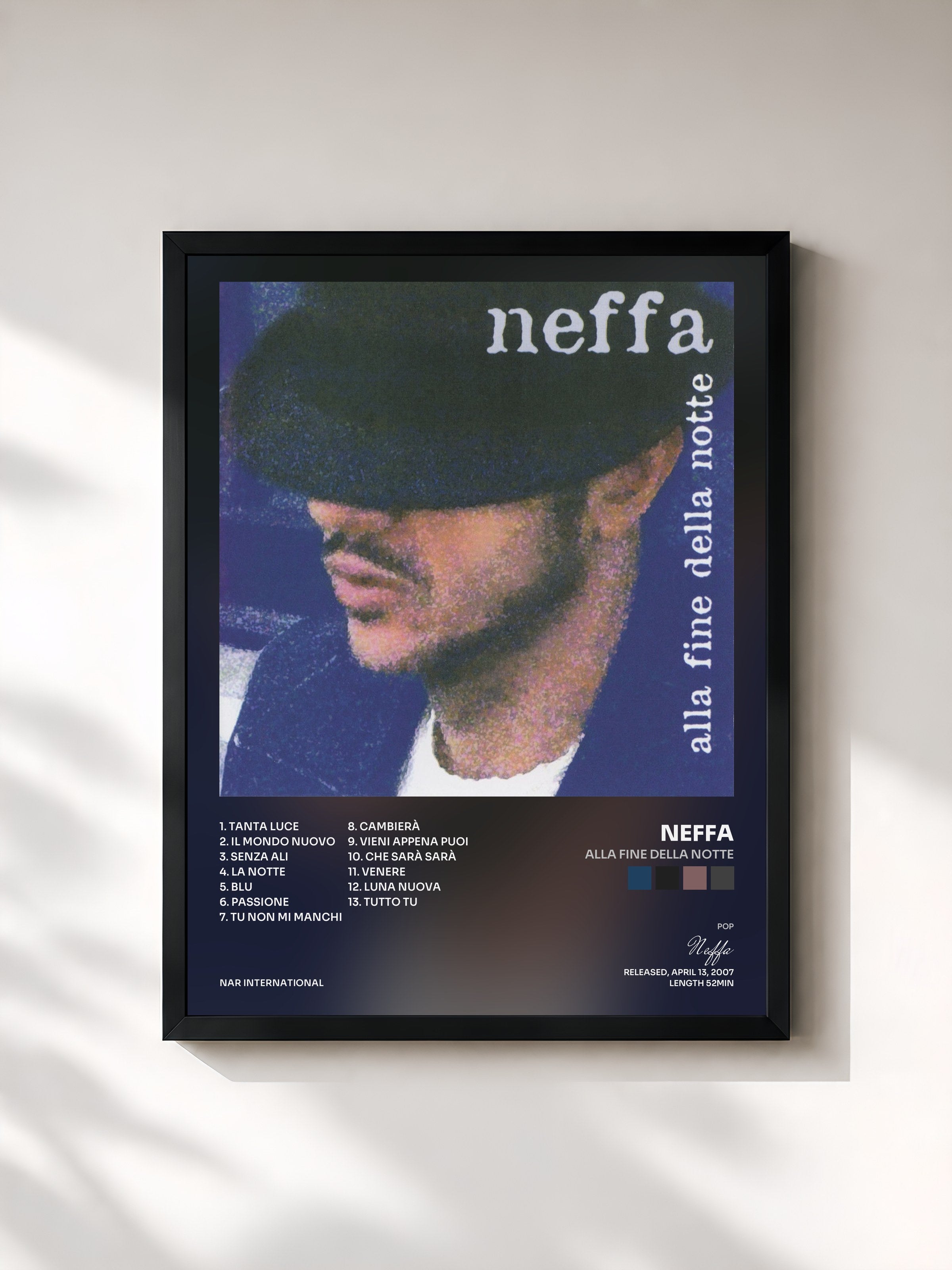 #noir Tableau de l'album Alla Fine Della Notte de Neffa, cadre noir, imprimé et encadré en France