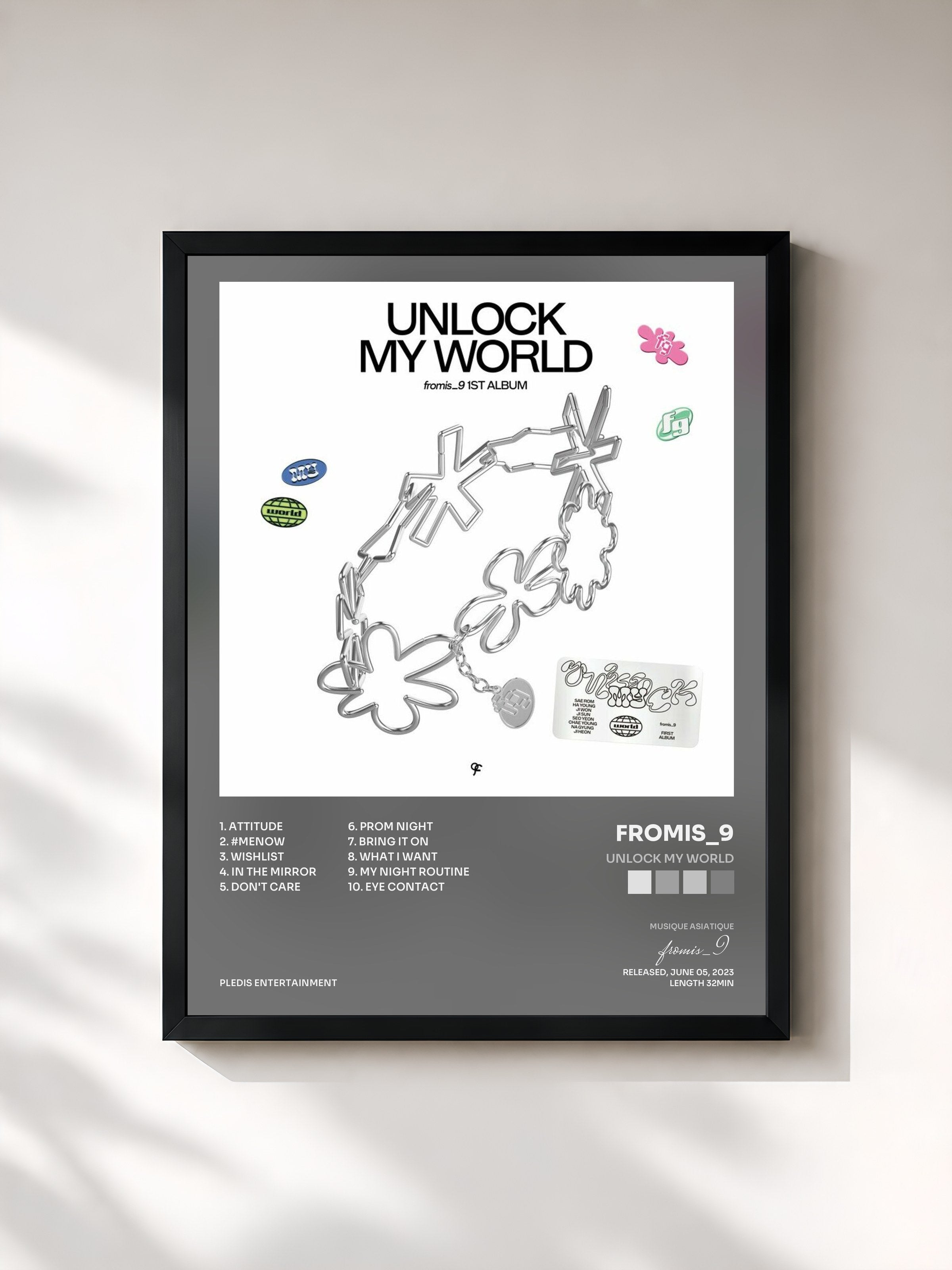#noir Tableau de l'album Unlock My World de fromis_9, cadre noir, imprimé et encadré en France