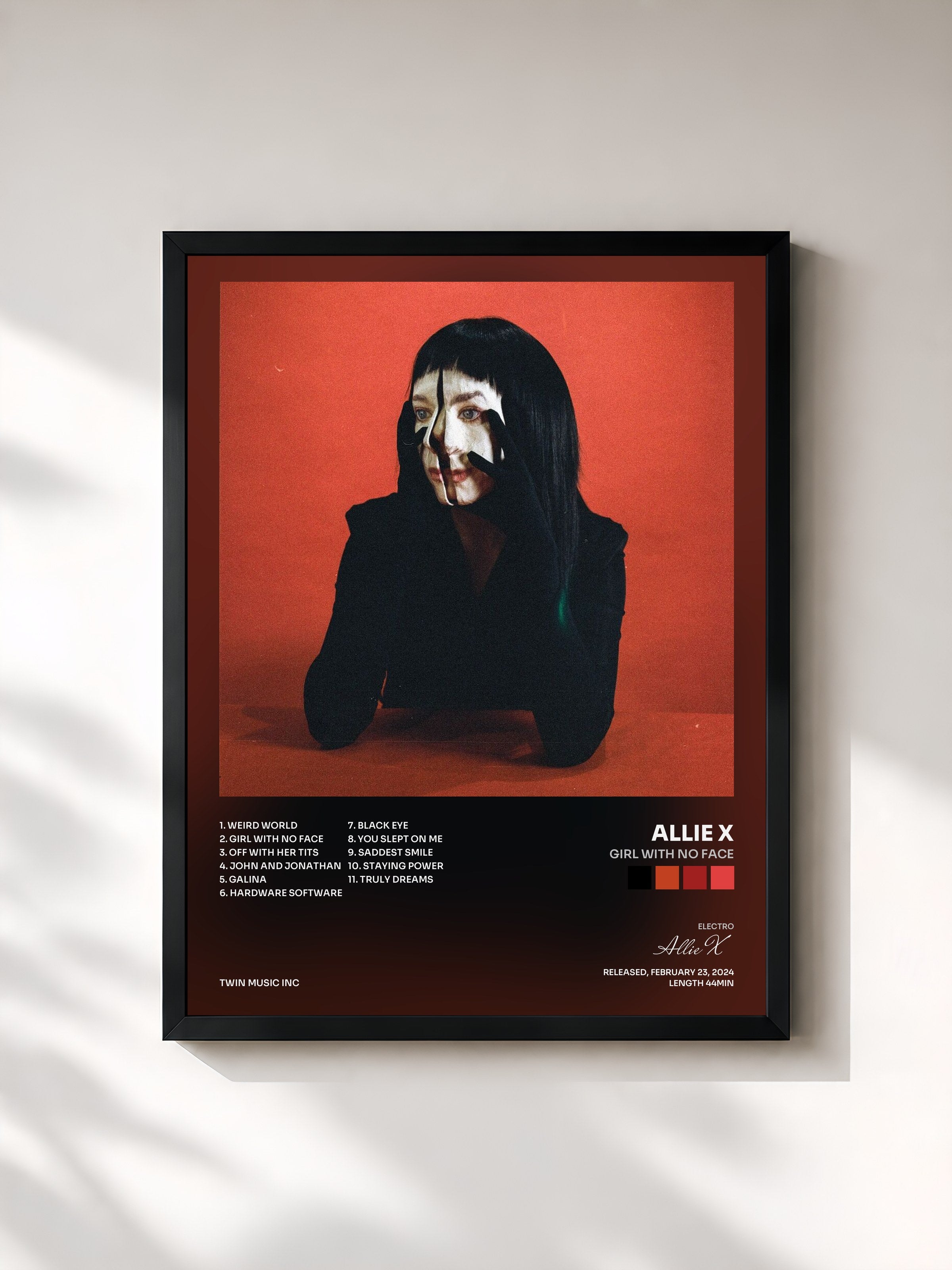#noir Tableau de l'album Girl With No Face de Allie X, cadre noir, imprimé et encadré en France