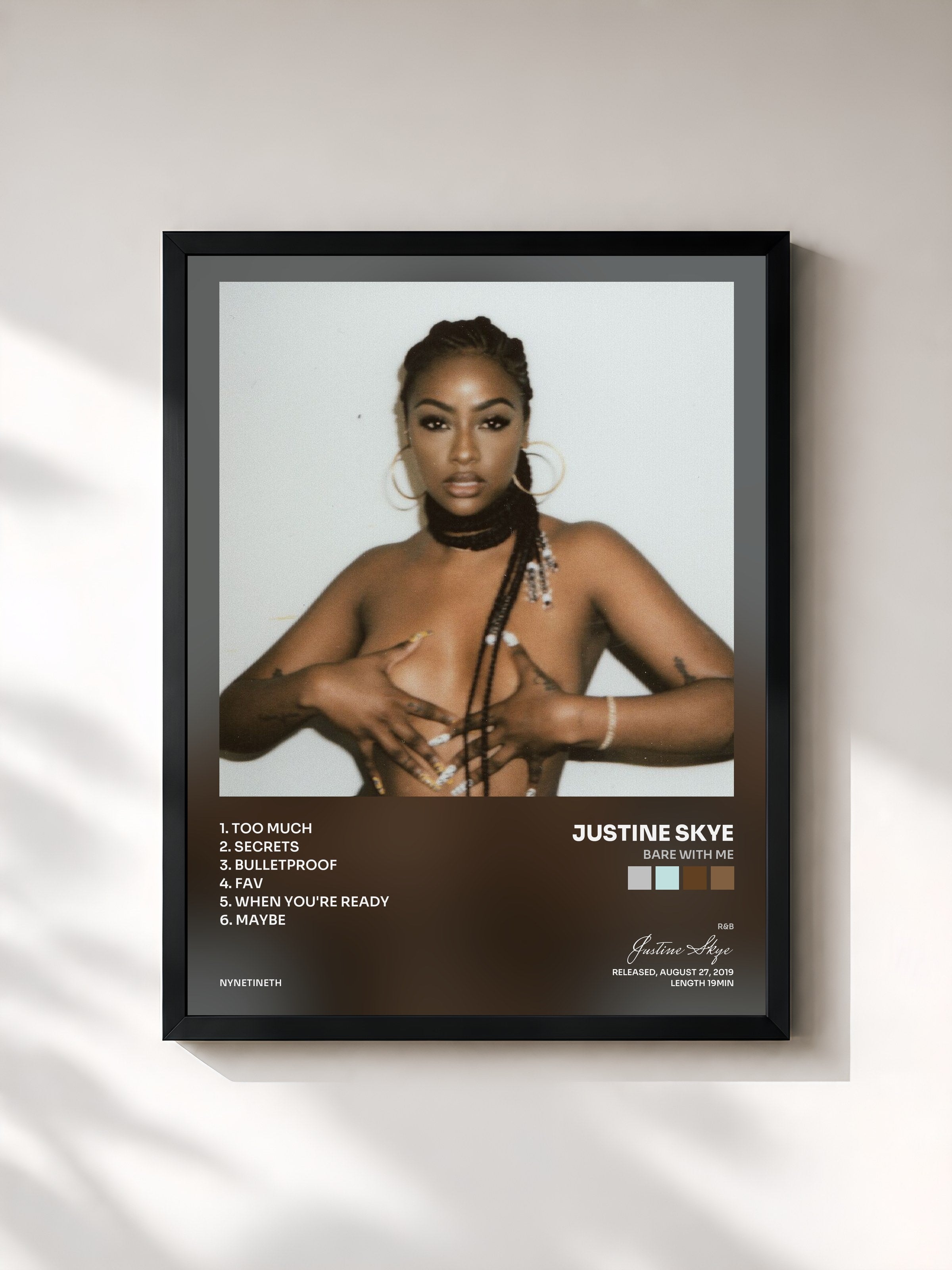 #noir Tableau de l'album BARE WITH ME de Justine Skye, cadre noir, imprimé et encadré en France