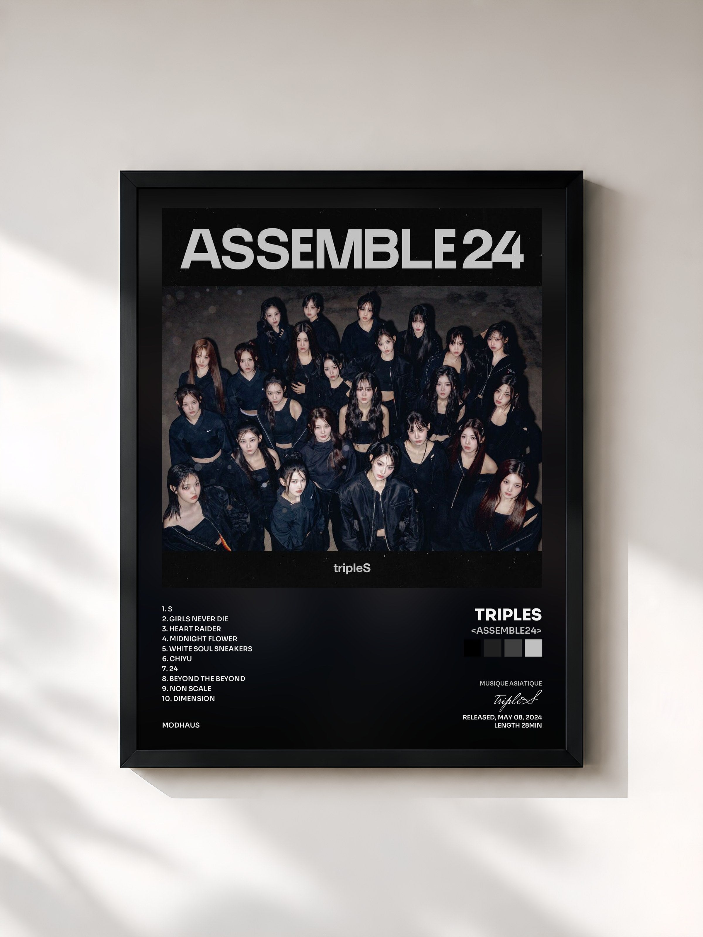 #noir Tableau de l'album <ASSEMBLE24> de tripleS, cadre noir, imprimé et encadré en France