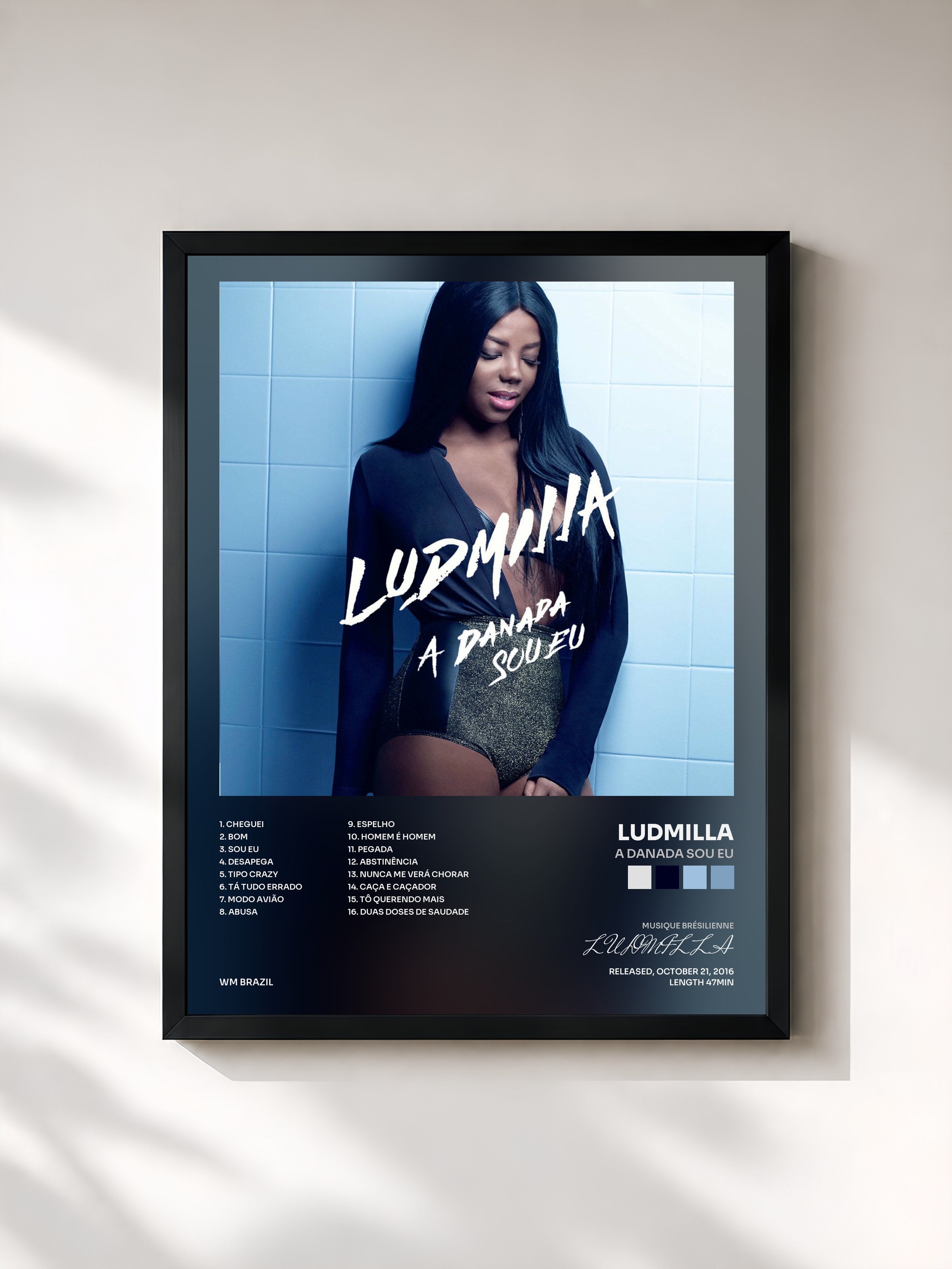 #noir Tableau de l'album A danada sou eu de LUDMILLA, cadre noir, imprimé et encadré en France