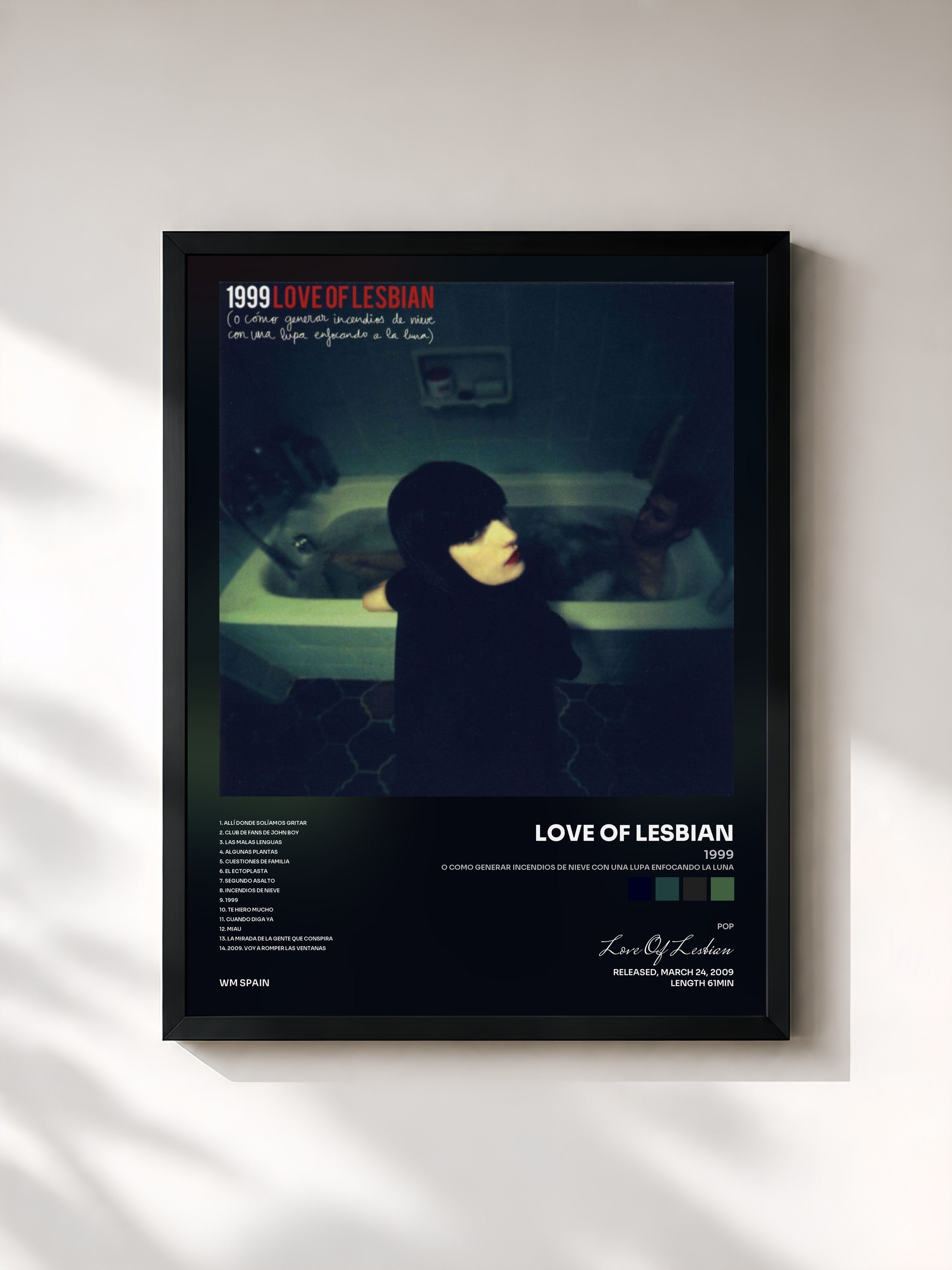 #noir Tableau de l'album 1999 (o como generar incendios de nieve con una lupa enfocando la luna) de Love Of Lesbian, cadre noir, imprimé et encadré en France