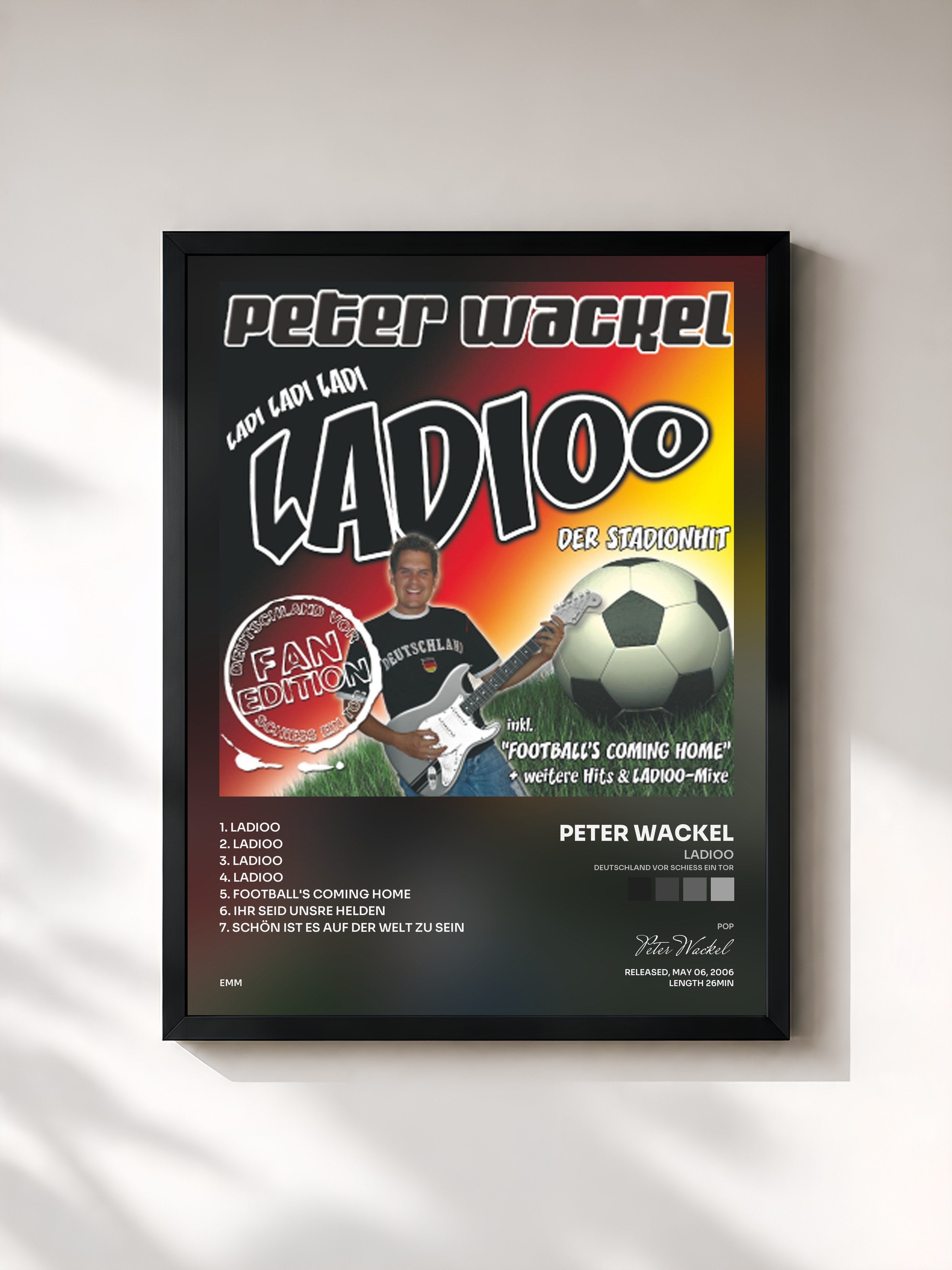 #noir Tableau de l'album Ladioo (Deutschland Vor Schiess Ein Tor) de Peter Wackel, cadre noir, imprimé et encadré en France