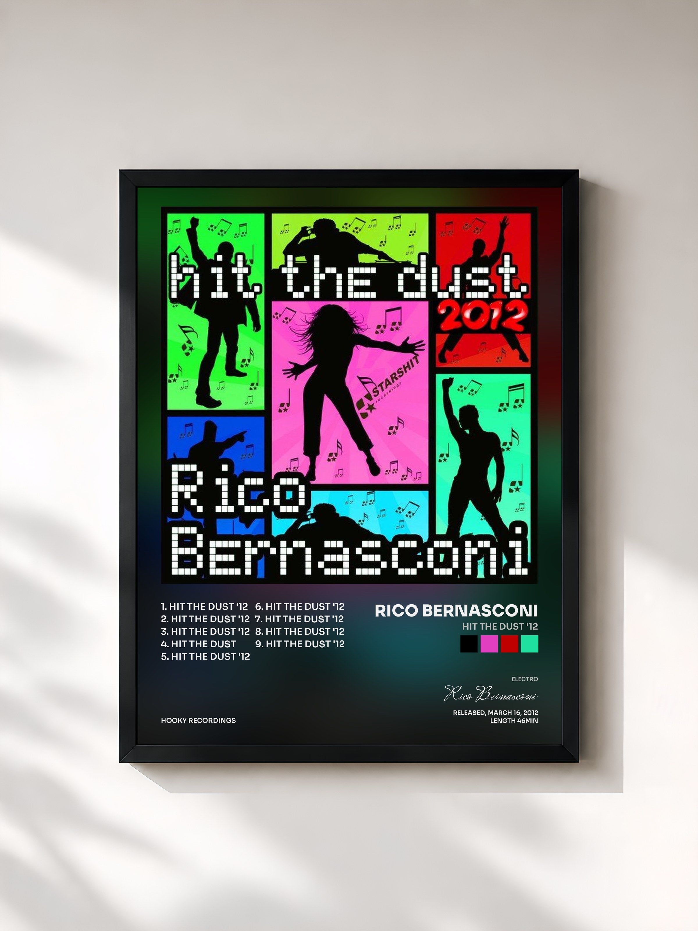 #noir Tableau de l'album Hit the Dust '12 de Rico Bernasconi, cadre noir, imprimé et encadré en France