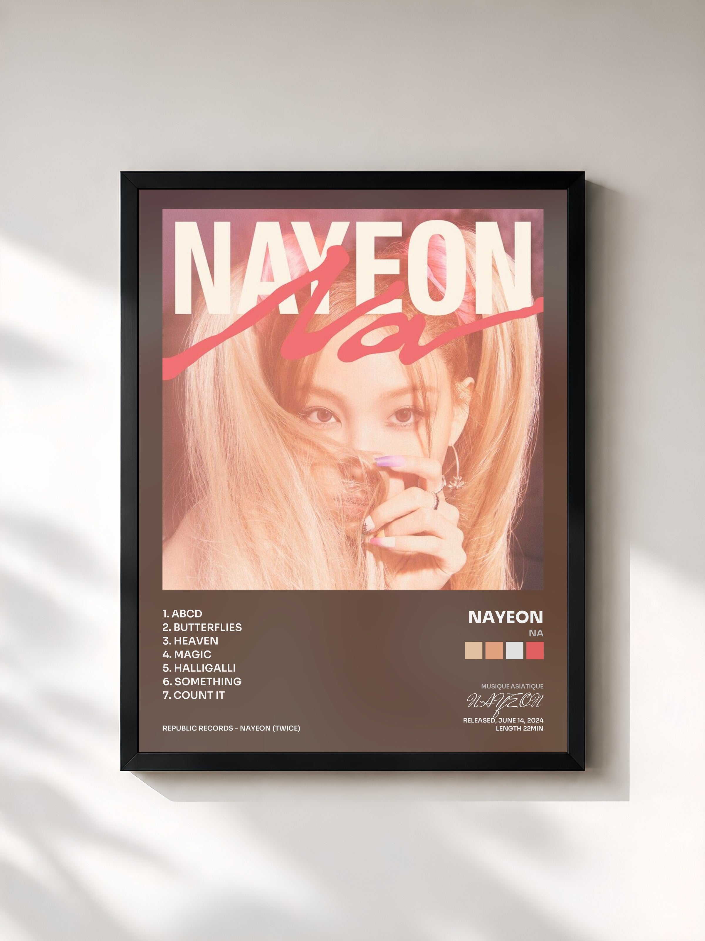 #noir Tableau de l'album NA de NAYEON, cadre noir, imprimé et encadré en France