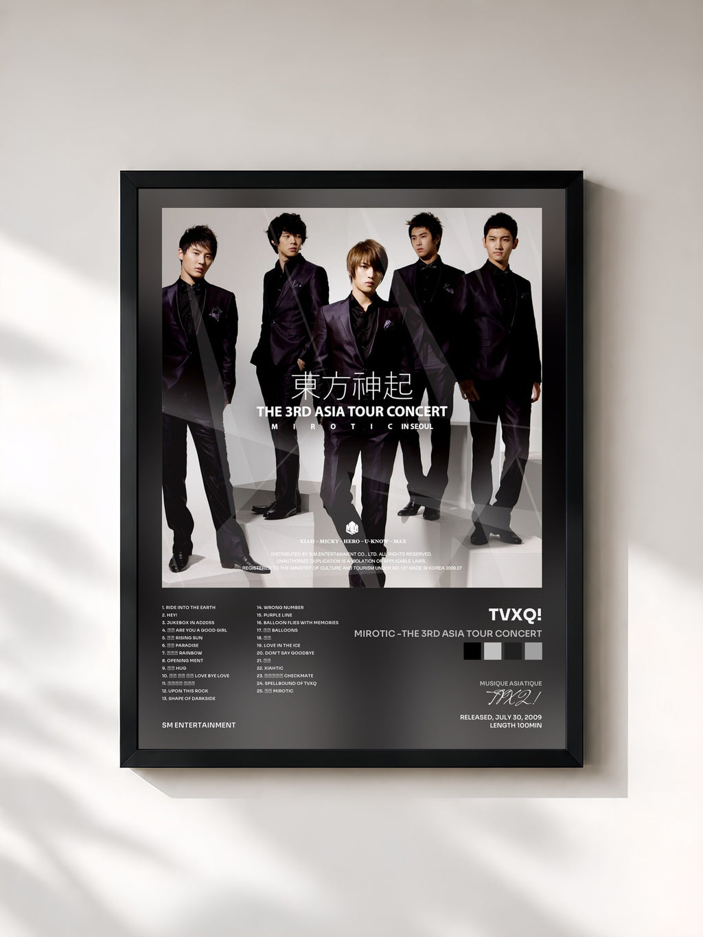 #noir Tableau de l'album MIROTIC -The 3rd Asia Tour Concert de TVXQ!, cadre noir, imprimé et encadré en France