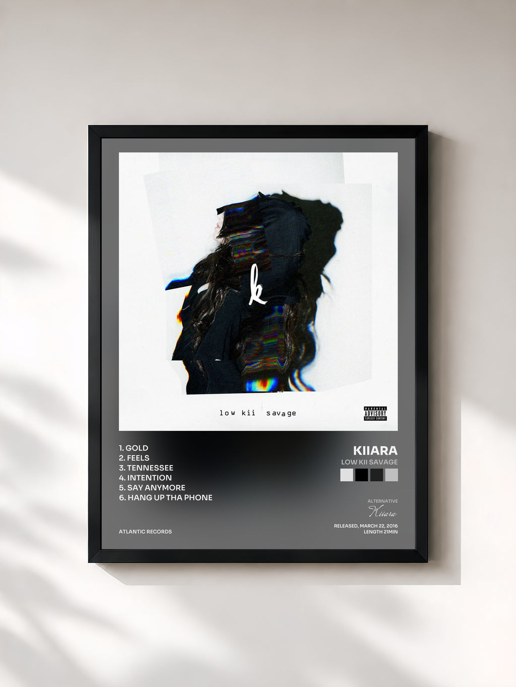 #noir Tableau de l'album low kii savage de Kiiara, cadre noir, imprimé et encadré en France