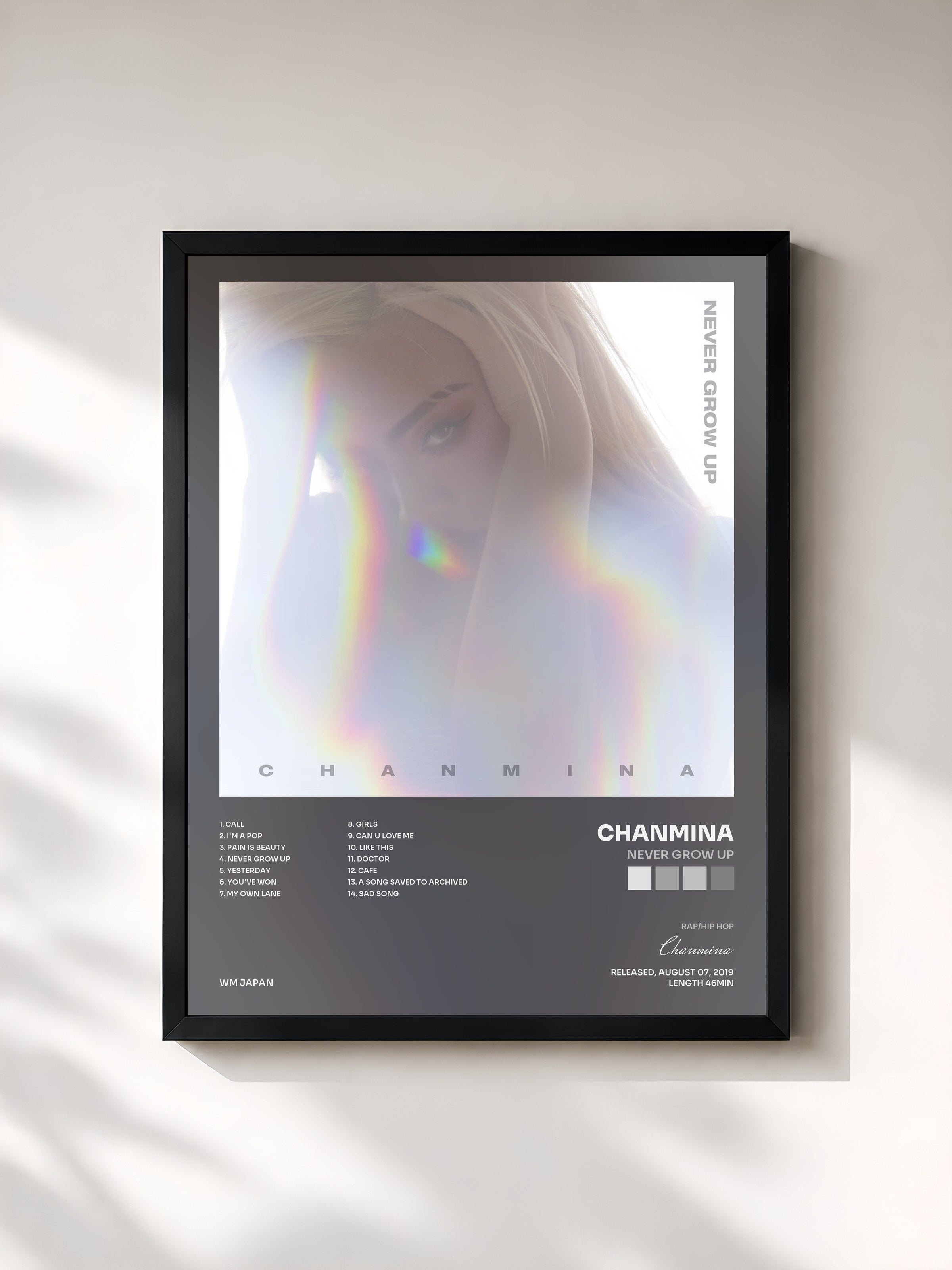 #noir Tableau de l'album Never Grow Up de Chanmina, cadre noir, imprimé et encadré en France