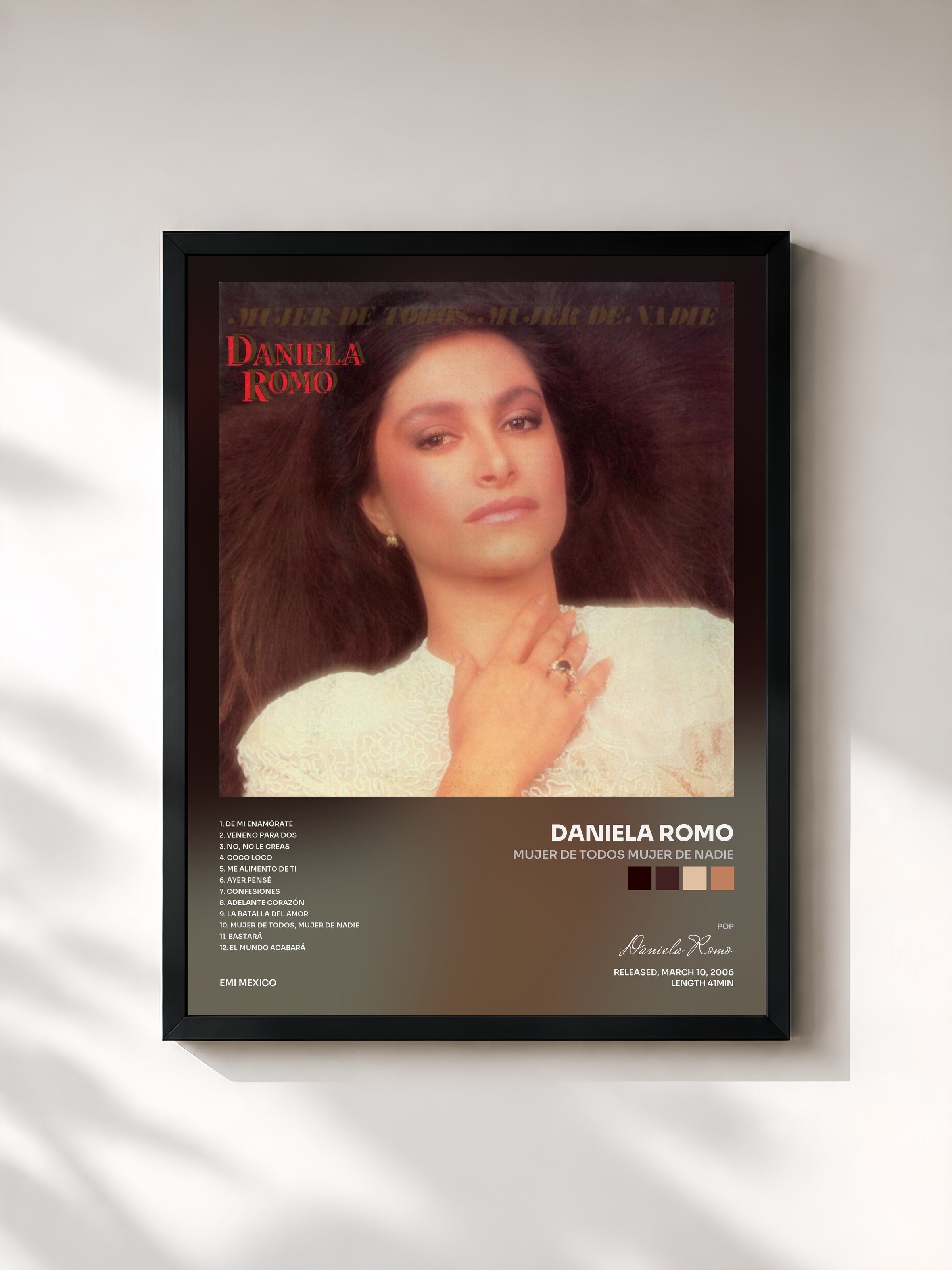 #noir Tableau de l'album Mujer De Todos Mujer De Nadie de Daniela Romo, cadre noir, imprimé et encadré en France