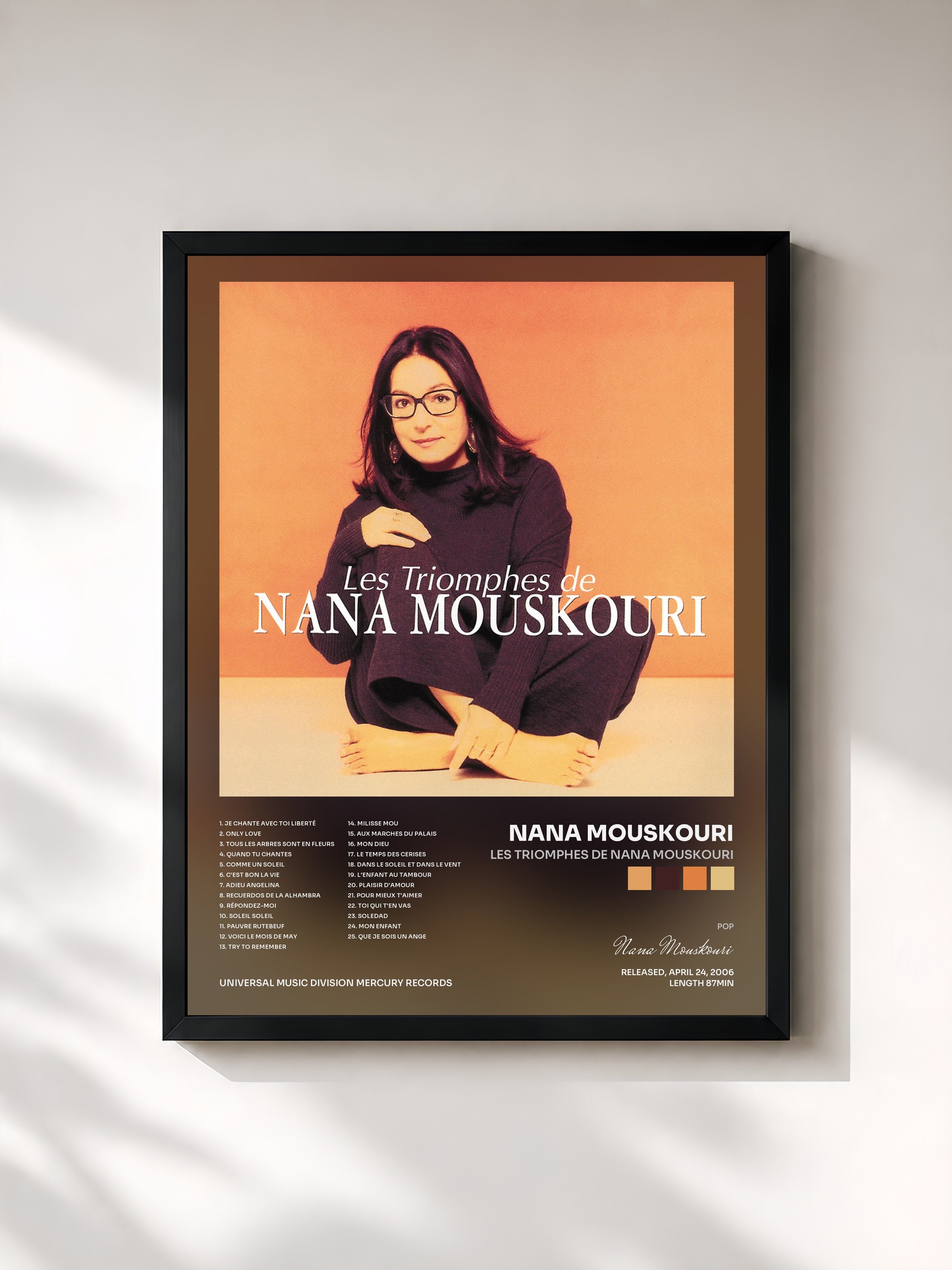 #noir Tableau de l'album Les triomphes de Nana Mouskouri de Nana Mouskouri, cadre noir, imprimé et encadré en France