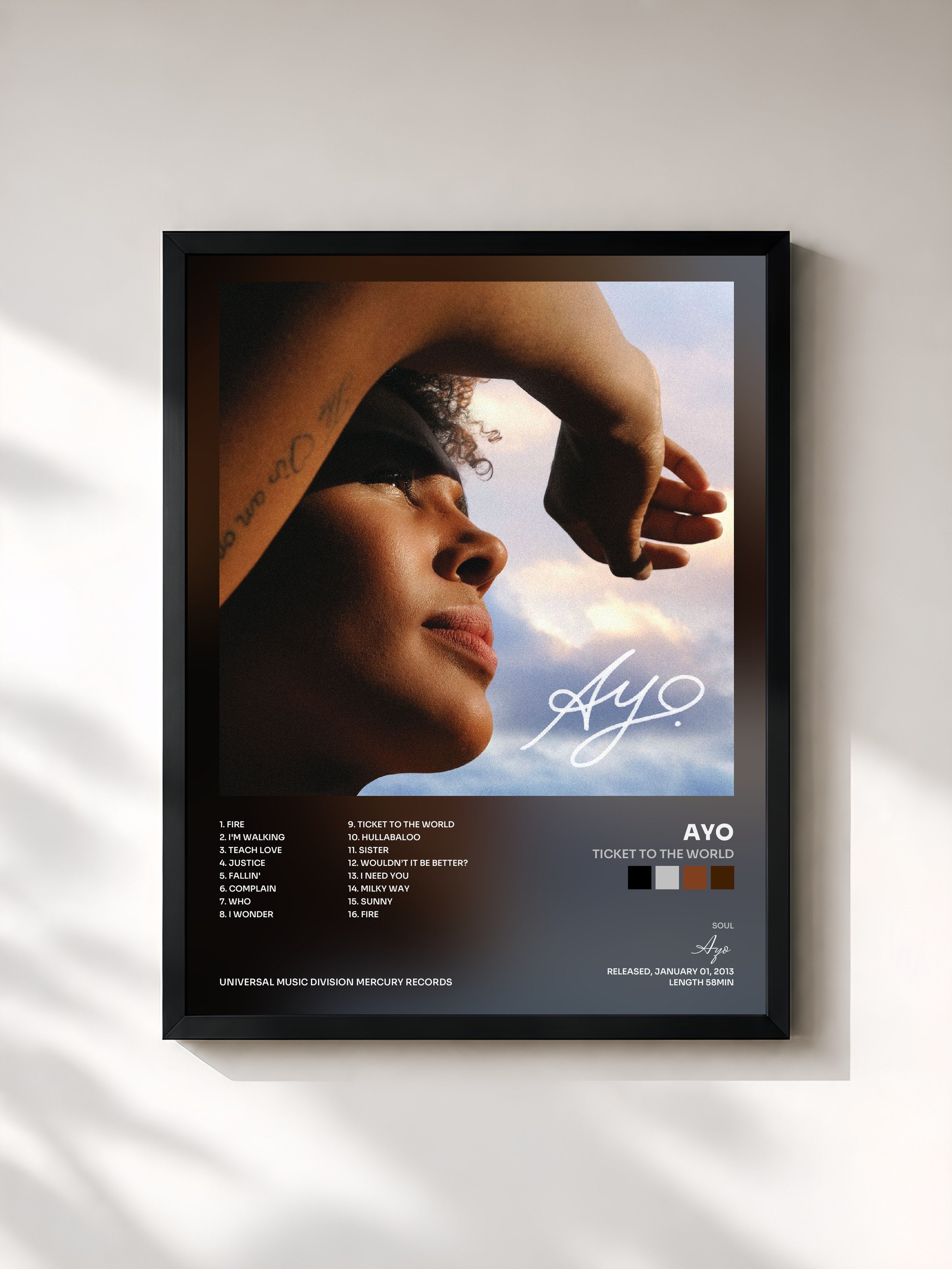 #noir Tableau de l'album Ticket To The World de Ayo, cadre noir, imprimé et encadré en France