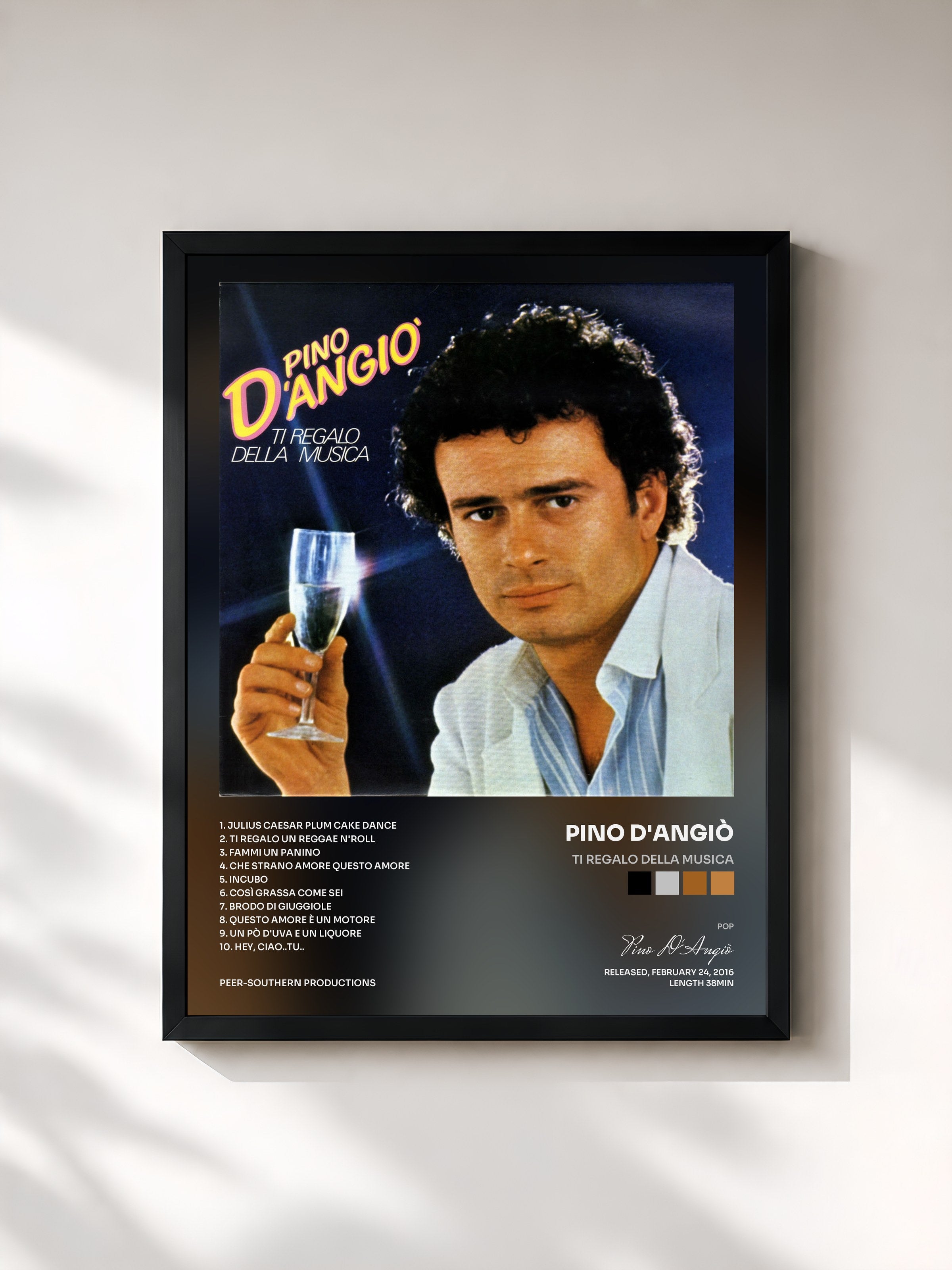 #noir Tableau de l'album Ti regalo della musica de Pino D'Angiò, cadre noir, imprimé et encadré en France