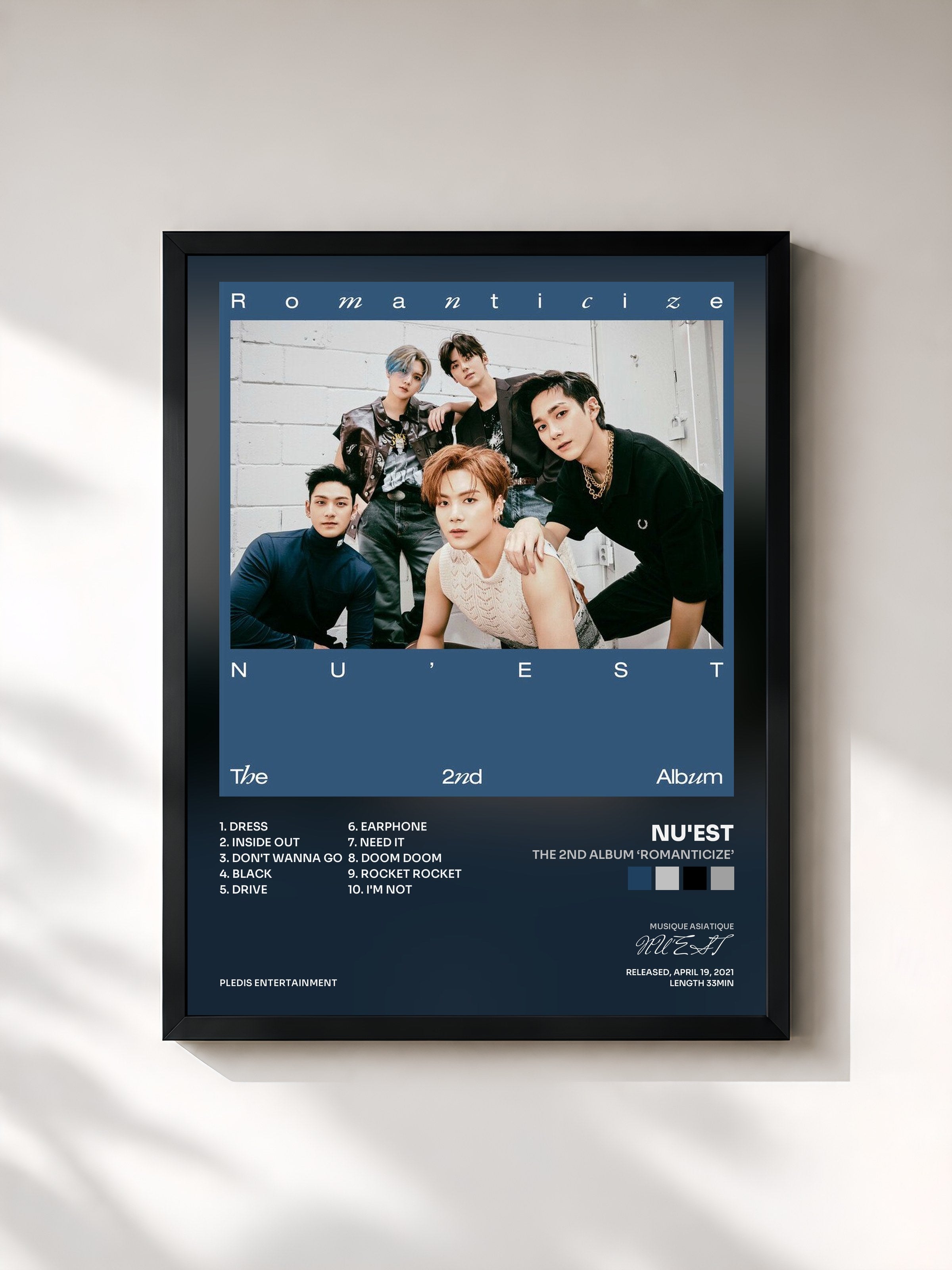 #noir Tableau de l'album The 2nd Album ‘Romanticize’ de NU'EST, cadre noir, imprimé et encadré en France