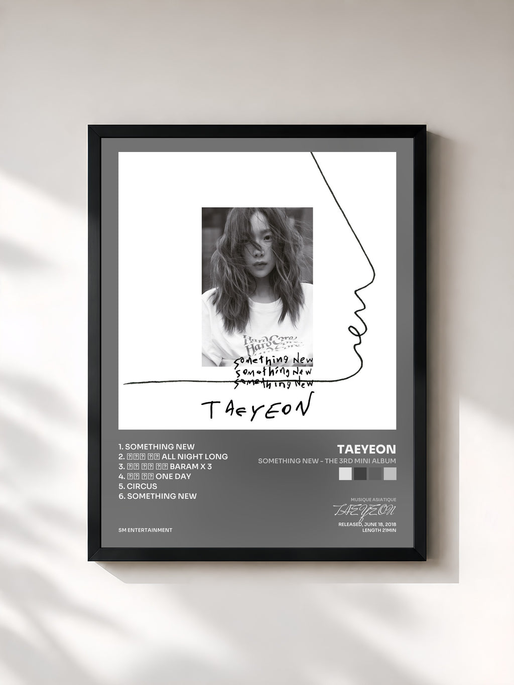 #noir Tableau de l'album Something New - The 3rd Mini Album de TAEYEON, cadre noir, imprimé et encadré en France