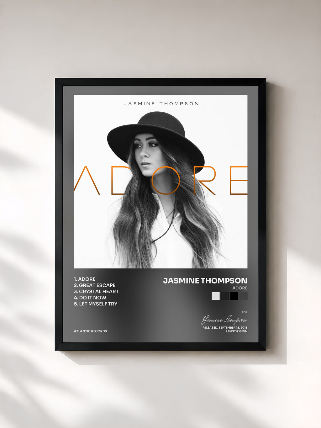 #noir Tableau de l'album Adore de Jasmine Thompson, cadre noir, imprimé et encadré en France