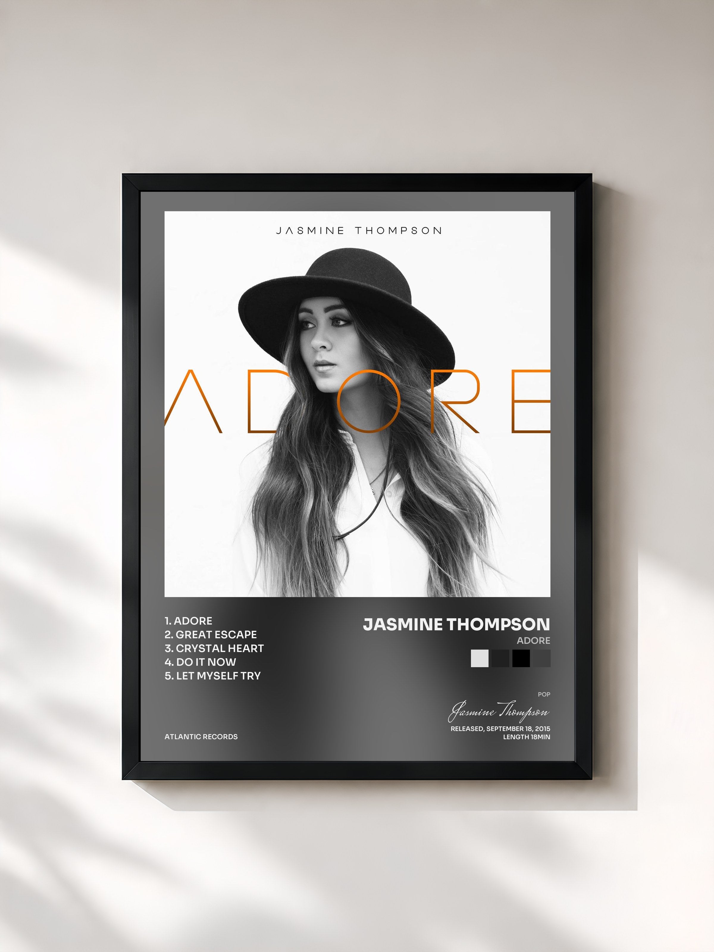 #noir Tableau de l'album Adore de Jasmine Thompson, cadre noir, imprimé et encadré en France