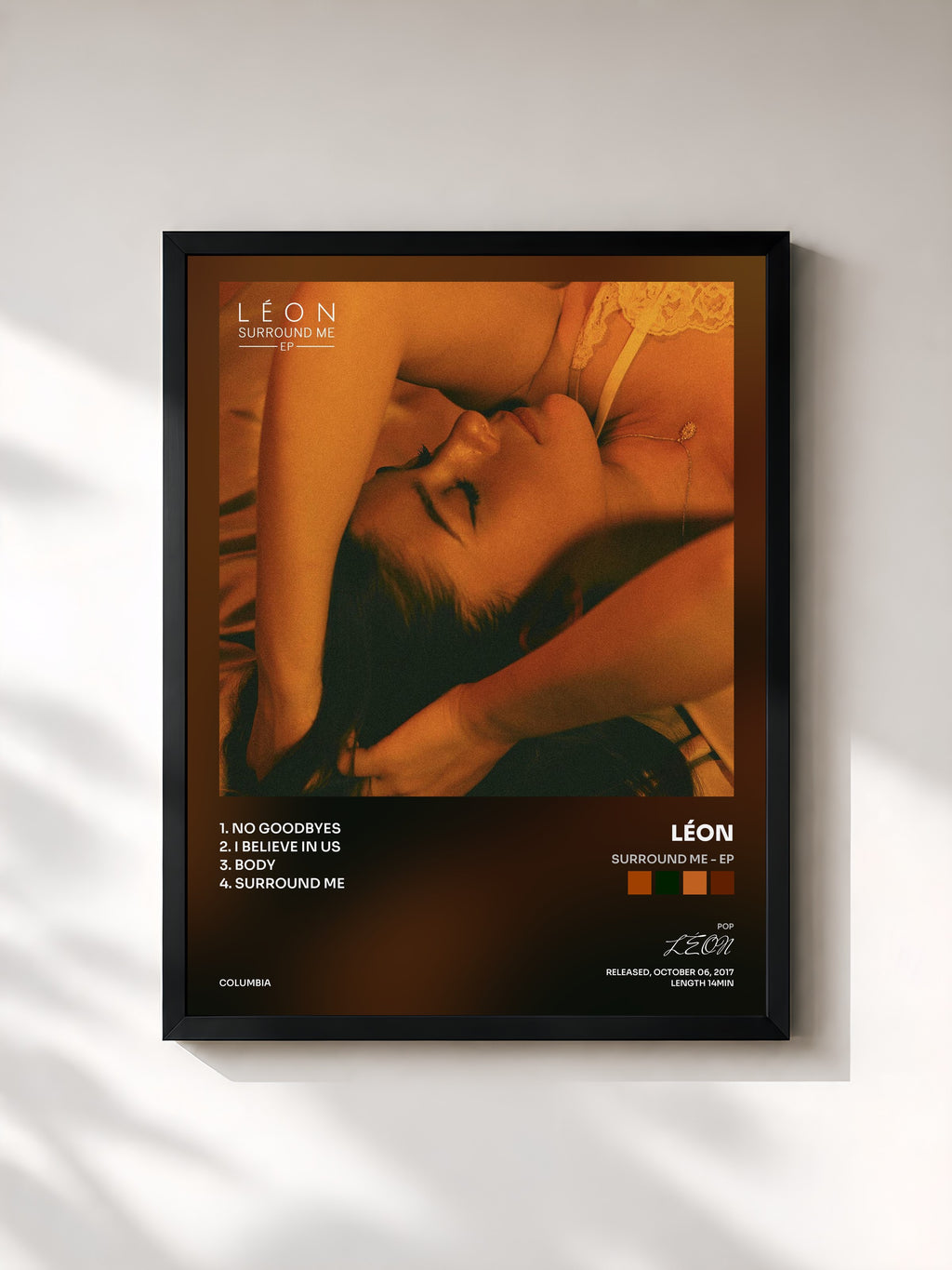#noir Tableau de l'album Surround Me - EP de LÉON, cadre noir, imprimé et encadré en France