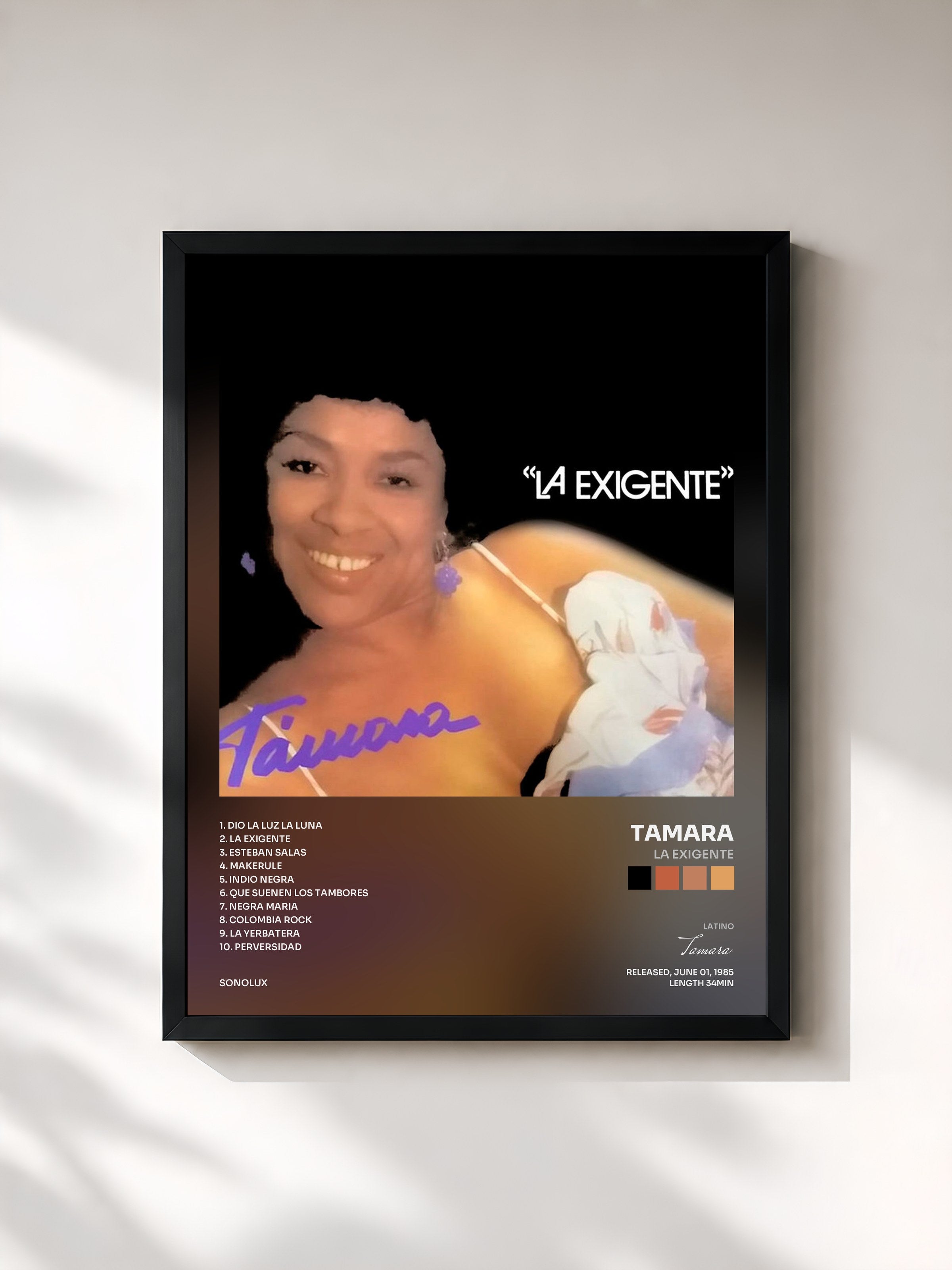 #noir Tableau de l'album La Exigente de Tamara, cadre noir, imprimé et encadré en France