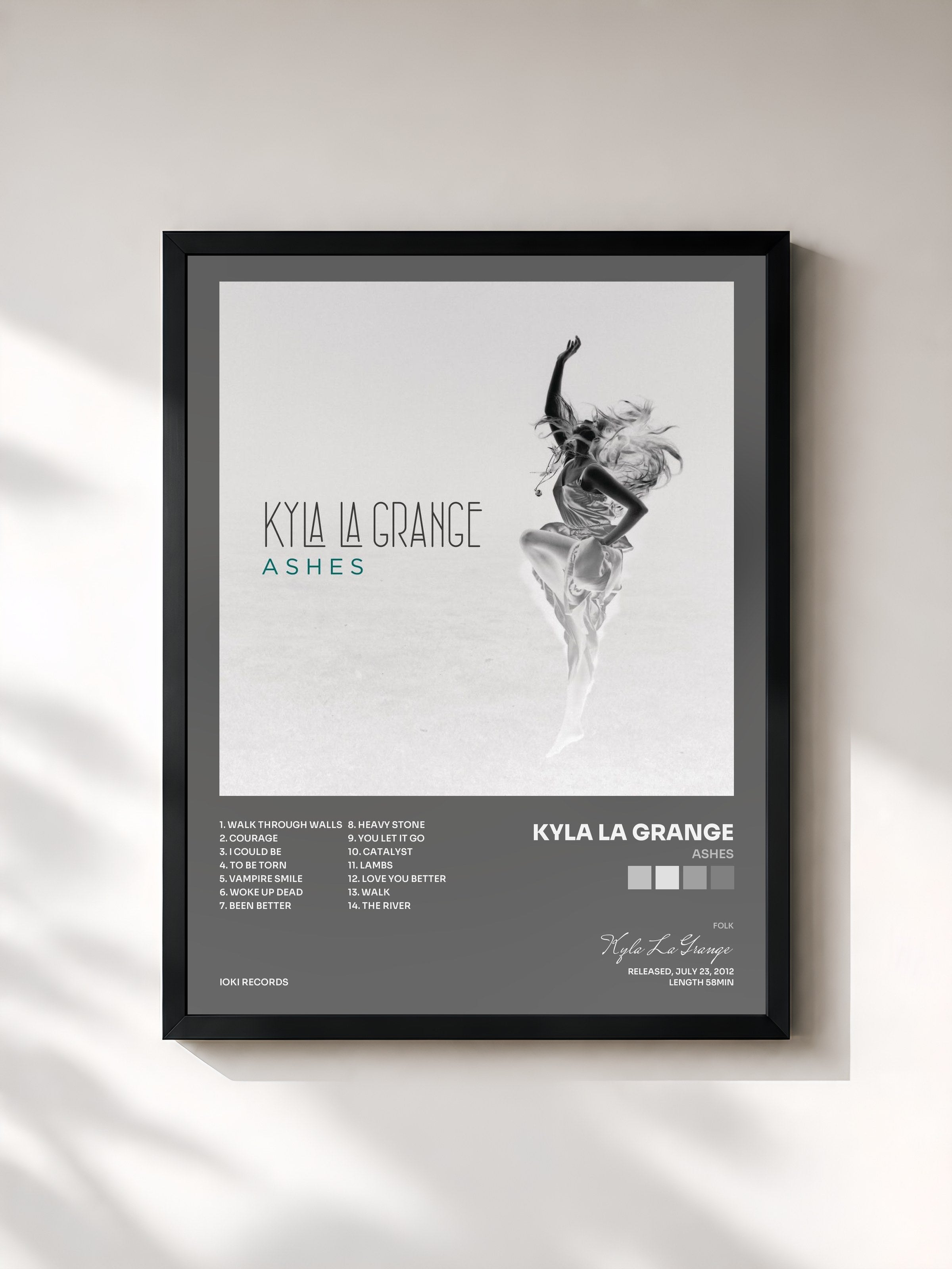 #noir Tableau de l'album Ashes de Kyla La Grange, cadre noir, imprimé et encadré en France