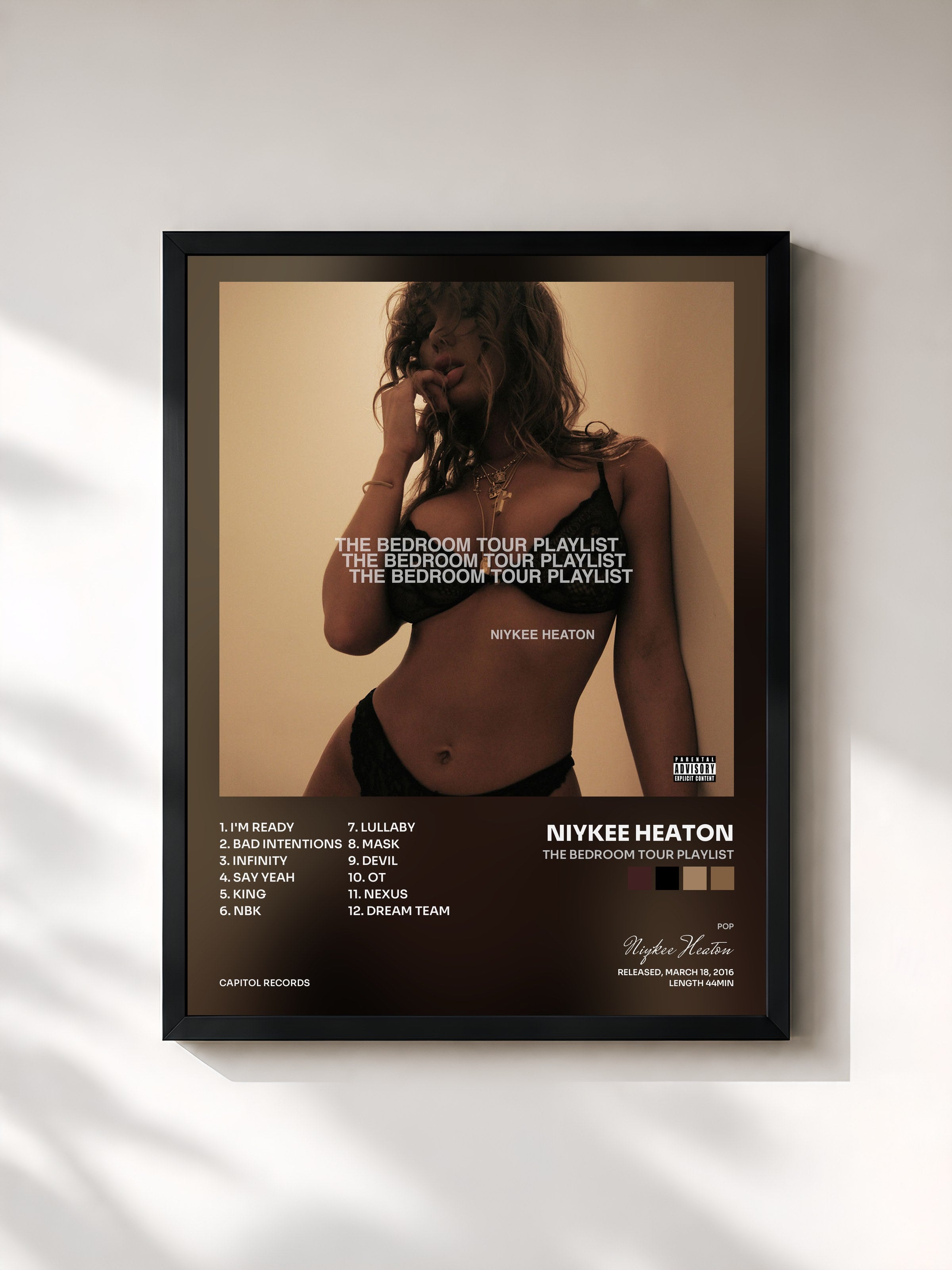 #noir Tableau de l'album The Bedroom Tour Playlist de Niykee Heaton, cadre noir, imprimé et encadré en France
