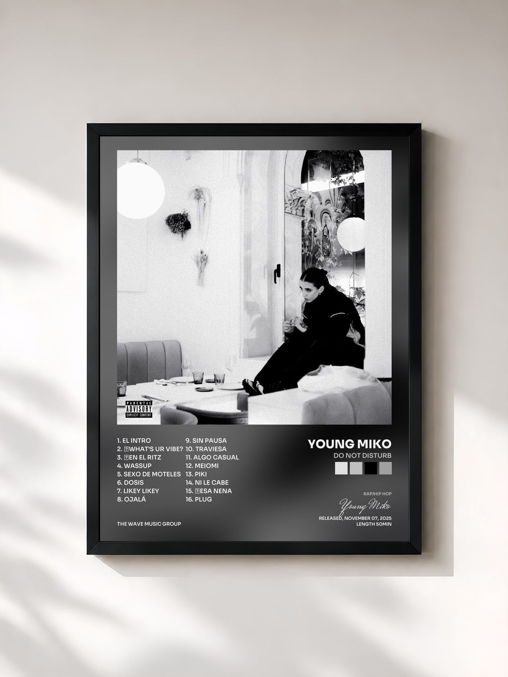#noir Tableau de l'album Do Not Disturb de Young Miko, cadre noir, imprimé et encadré en France