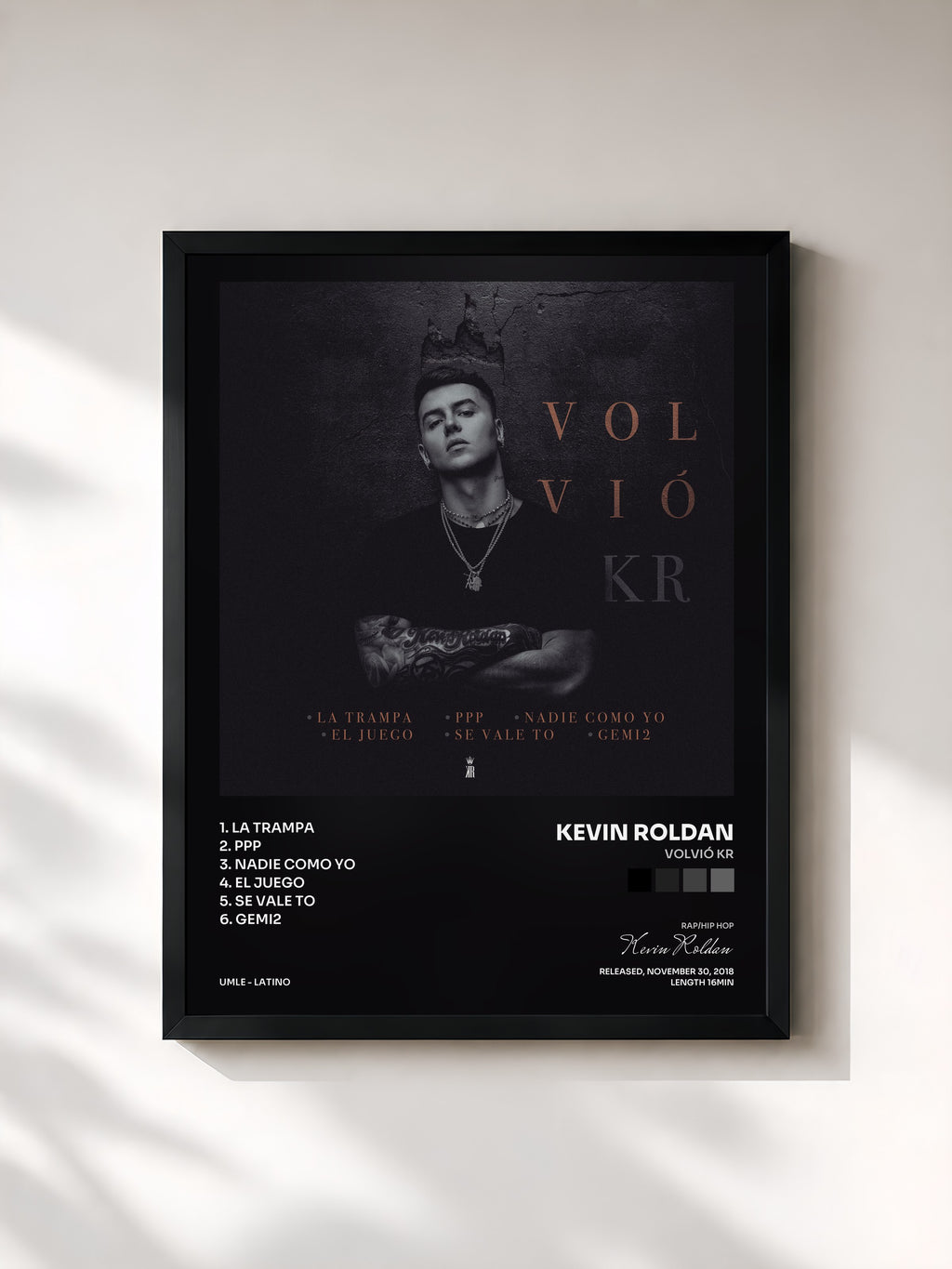 #noir Tableau de l'album Volvió KR de Kevin Roldan, cadre noir, imprimé et encadré en France