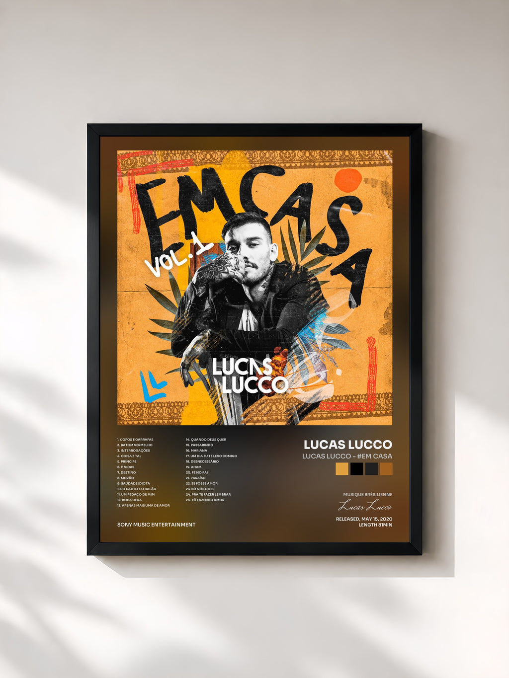 #noir Tableau de l'album Lucas Lucco - #Em Casa de Lucas Lucco, cadre noir, imprimé et encadré en France