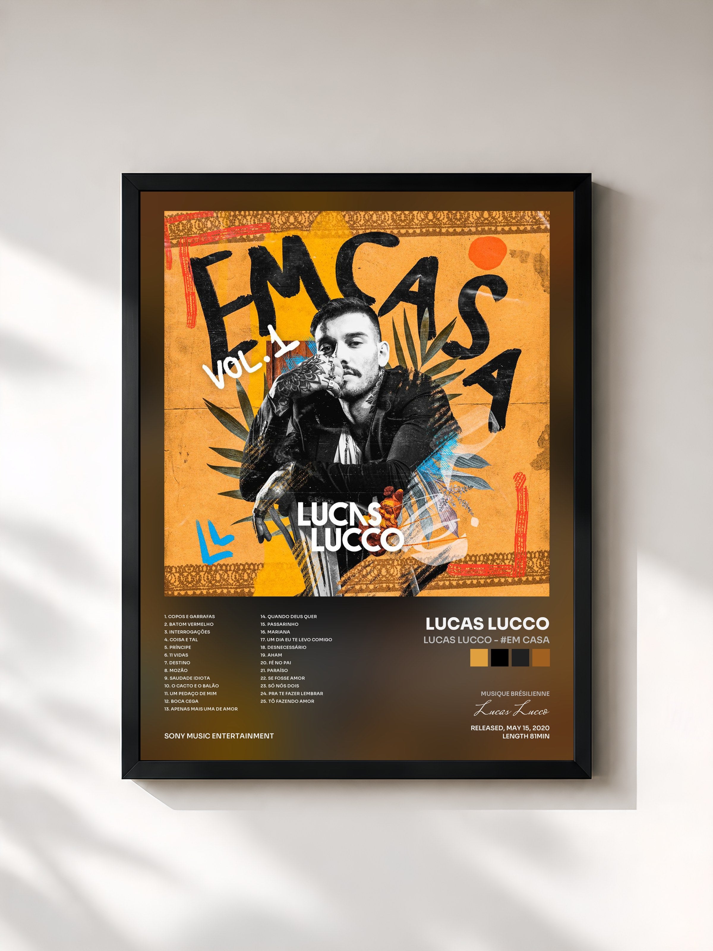 #noir Tableau de l'album Lucas Lucco - #Em Casa de Lucas Lucco, cadre noir, imprimé et encadré en France