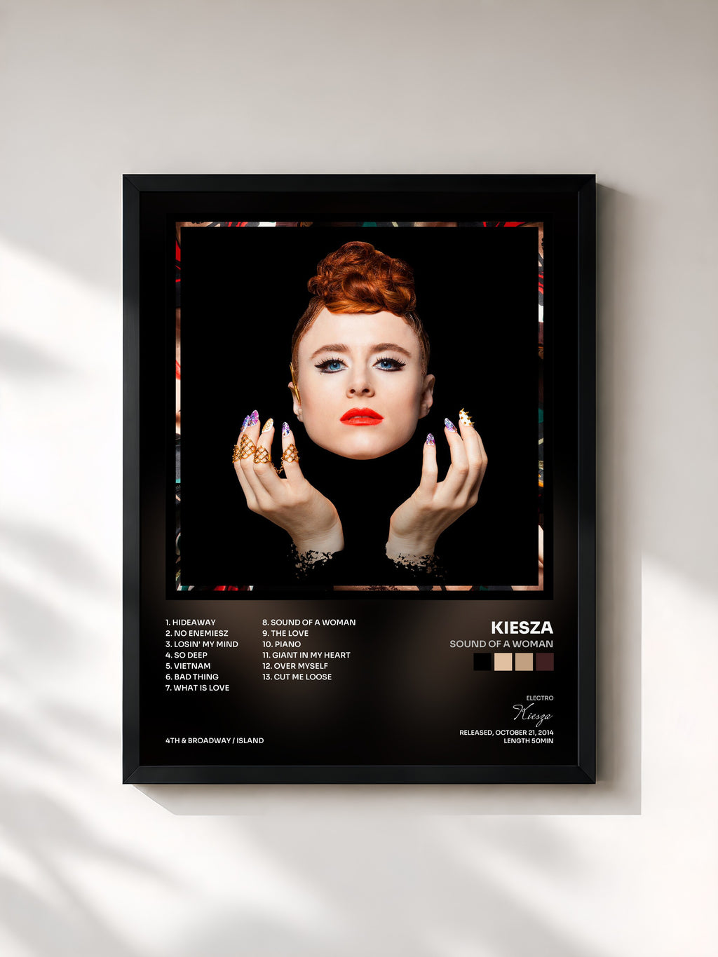 #noir Sound Of A Woman von Kiesza als gerahmter Kunstdruck, schwarzer Rahmen, gedruckt und gerahmt in Frankreich