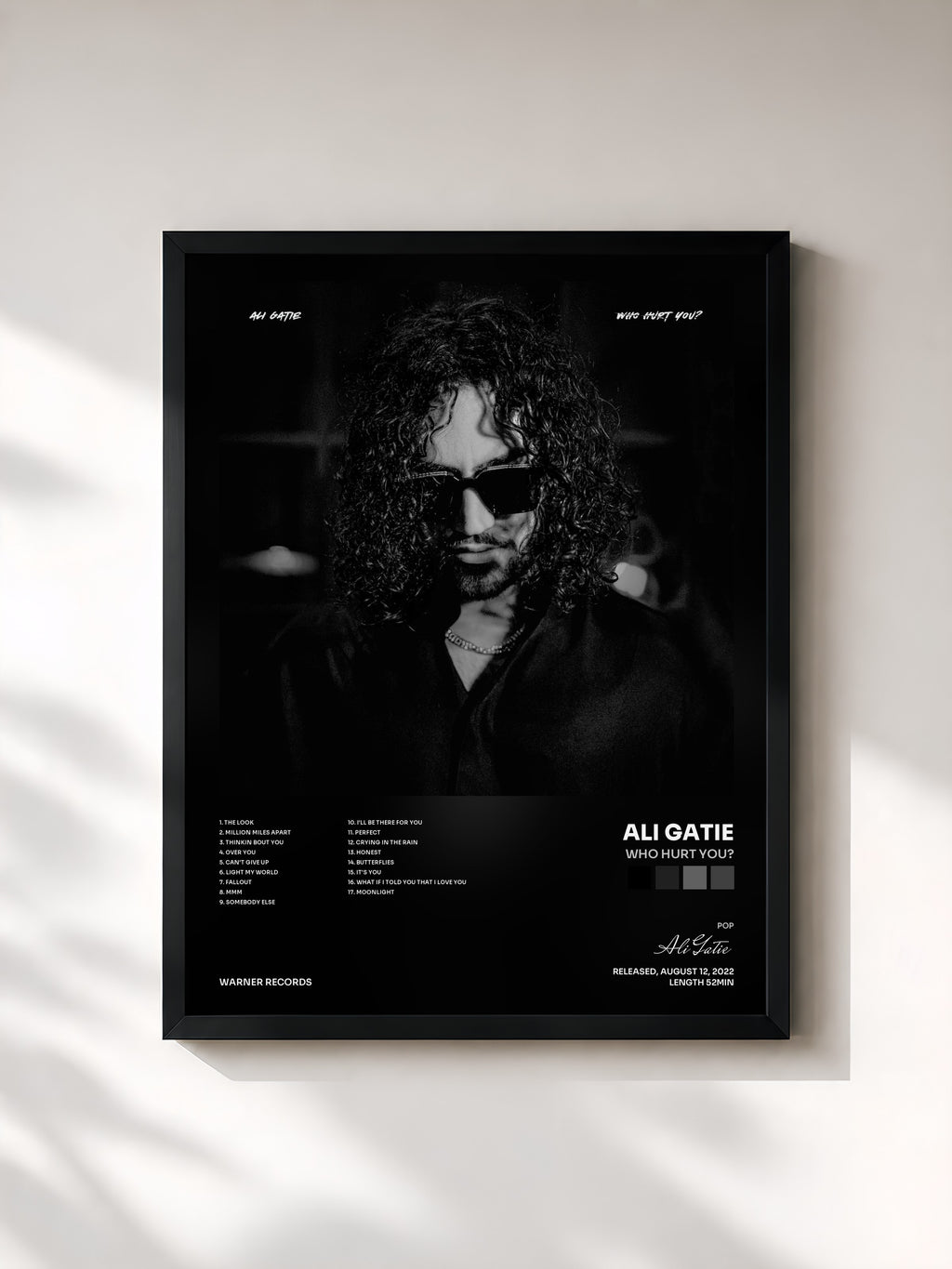 #noir Tableau de l'album WHO HURT YOU? de Ali Gatie, cadre noir, imprimé et encadré en France