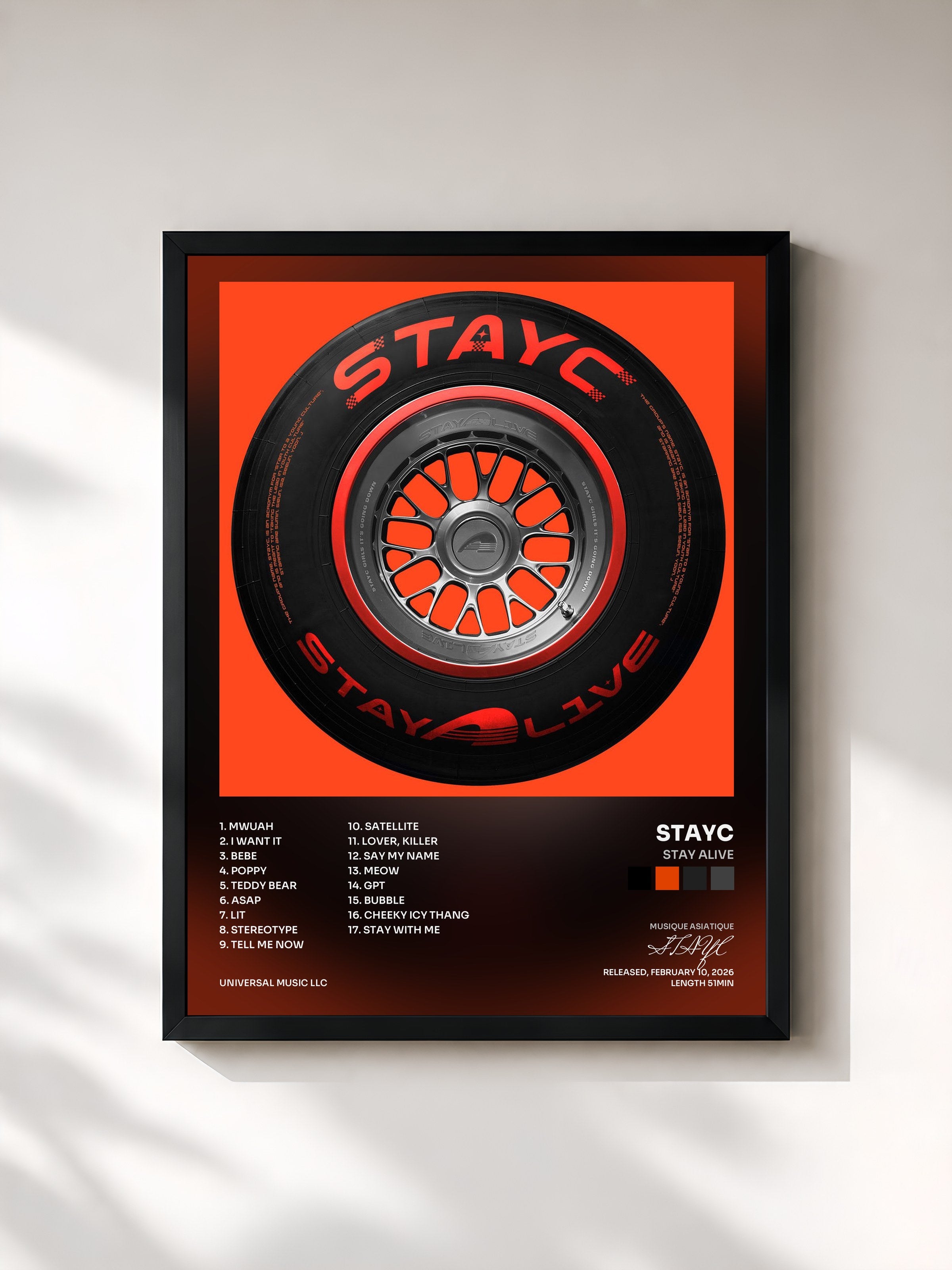 #noir Tableau de l'album STAY ALIVE de STAYC, cadre noir, imprimé et encadré en France