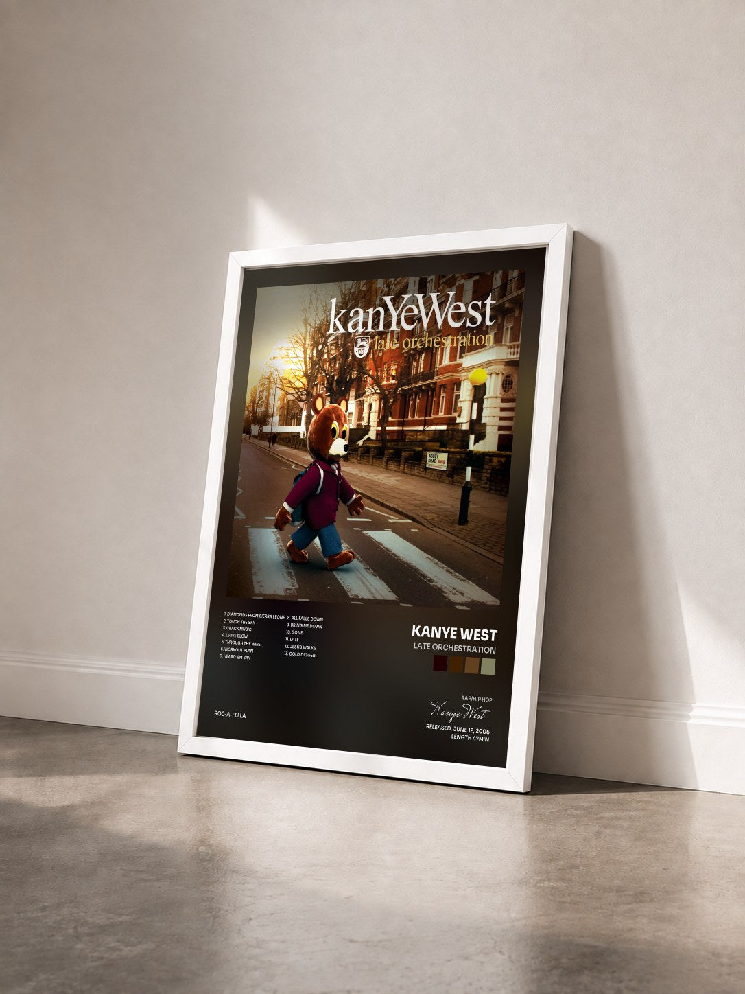 #blanc Tableau de l'album Late Orchestration de Kanye West vu de trois quarts, cadre blanc