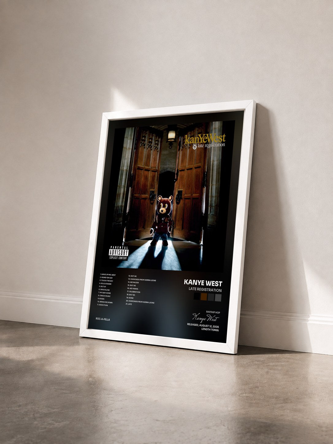 #blanc Tableau de l'album Late Registration de Kanye West vu de trois quarts, cadre blanc