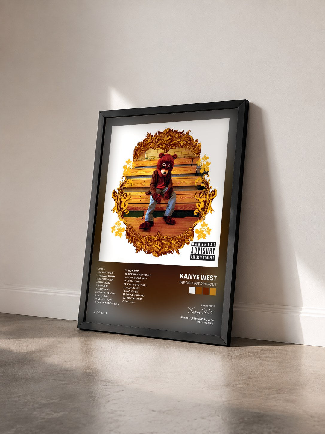 #noir The College Dropout de Kanye West en lámina enmarcada vista de tres cuartos, marco negro