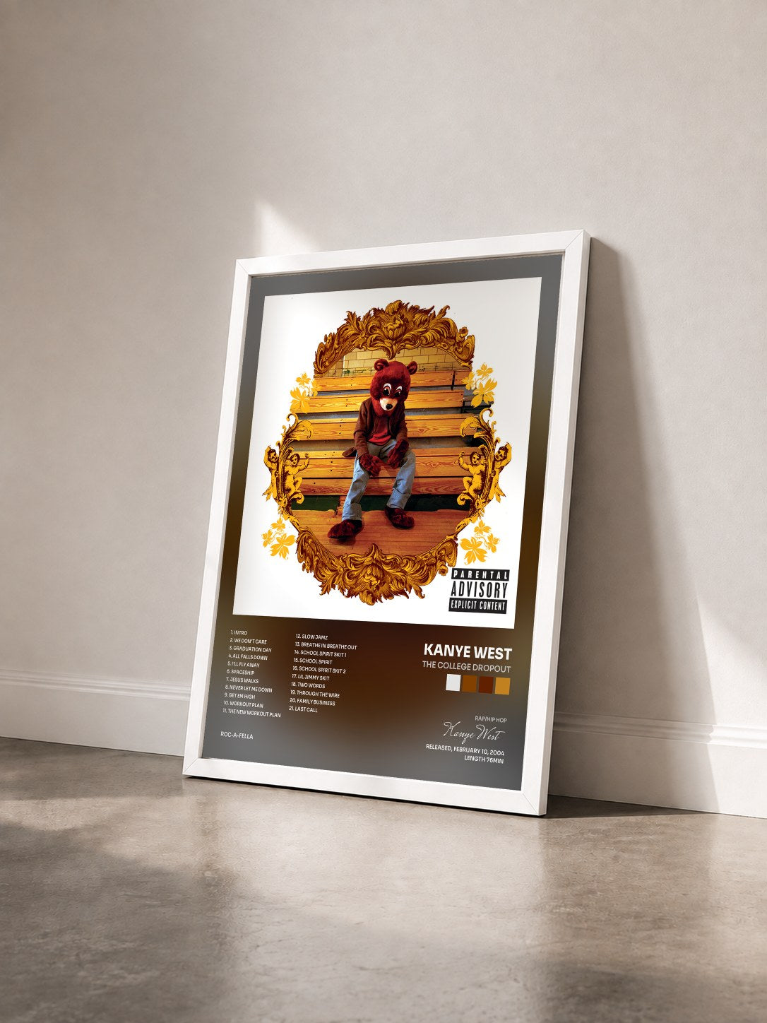 #blanc The College Dropout de Kanye West en lámina enmarcada vista de tres cuartos, marco blanco