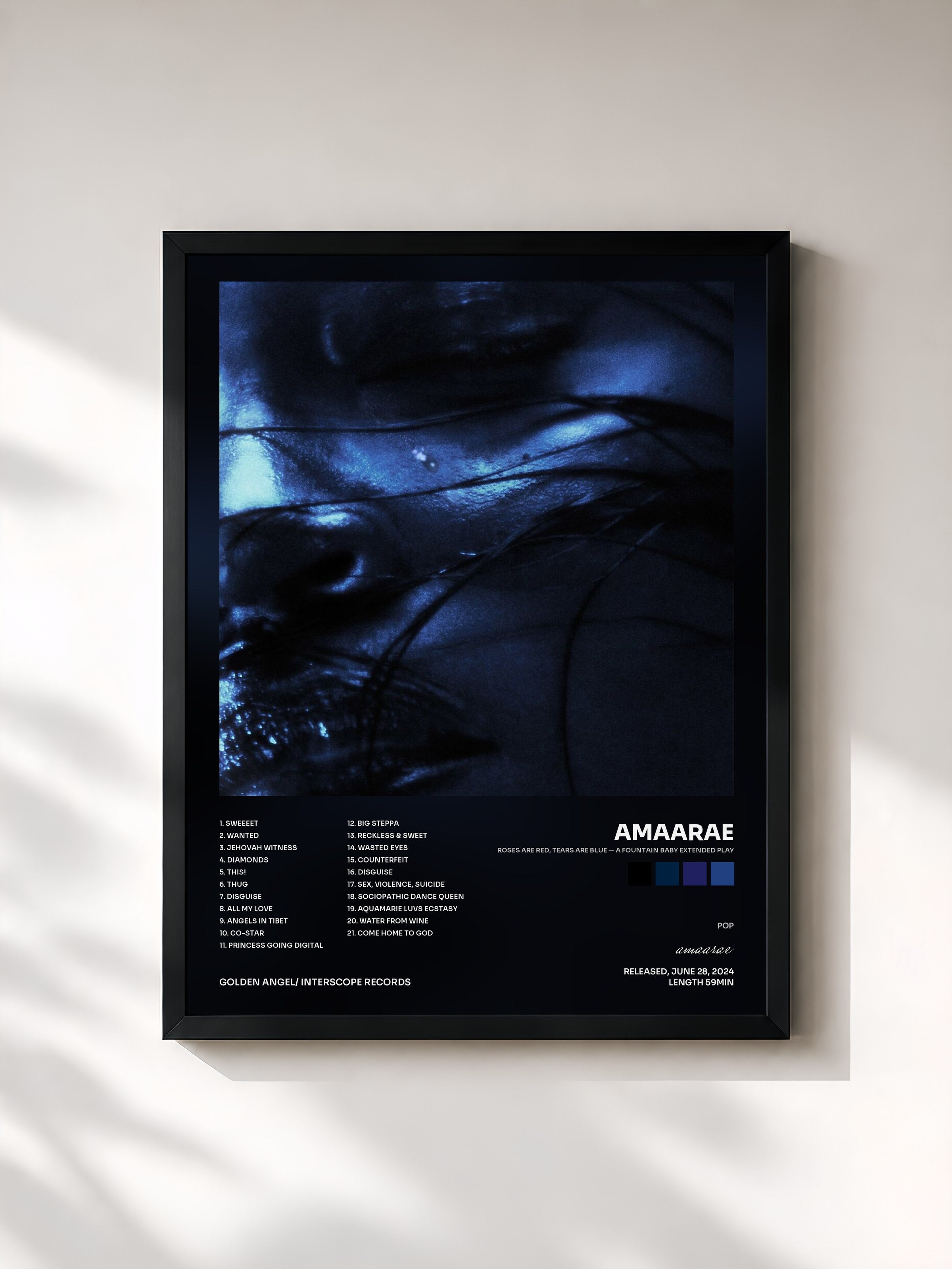 #noir Tableau de l'album roses are red, tears are blue — A Fountain Baby Extended Play de amaarae, cadre noir, imprimé et encadré en France