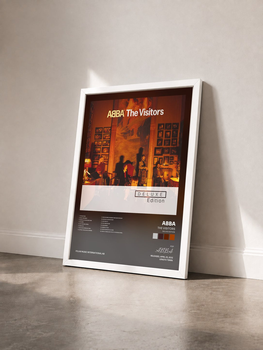 #blanc The Visitors (Deluxe Edition) de ABBA en lámina enmarcada vista de tres cuartos, marco blanco