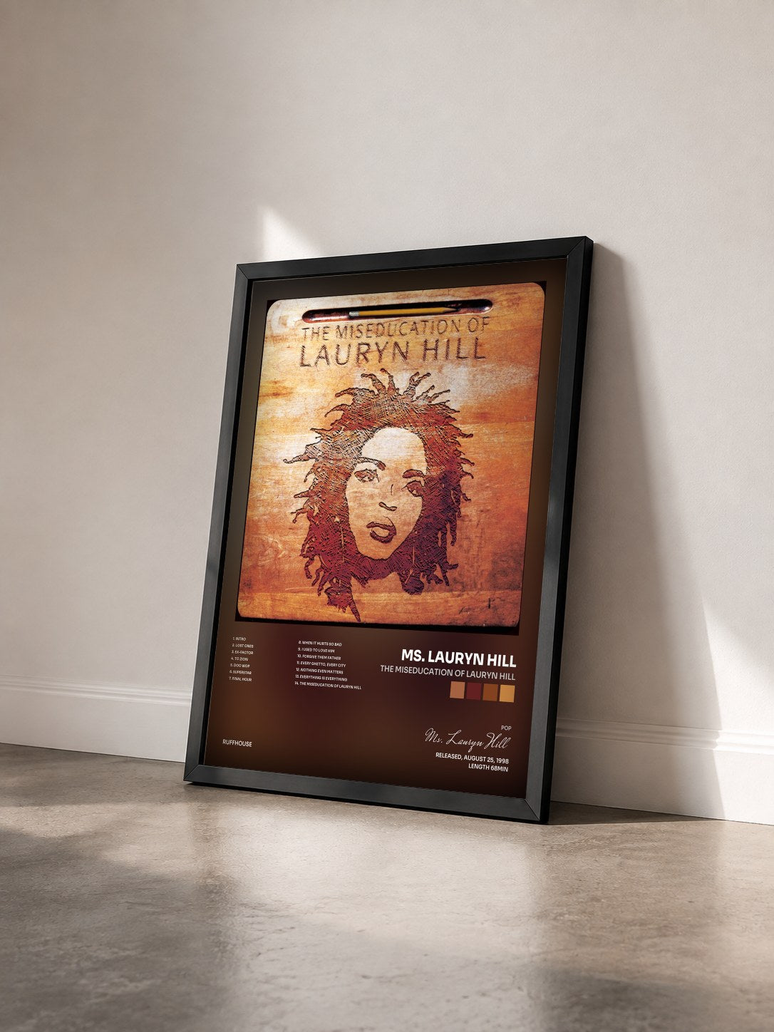 #noir Tableau de l'album The Miseducation of Lauryn Hill de Ms. Lauryn Hill vu de trois quarts, cadre noir