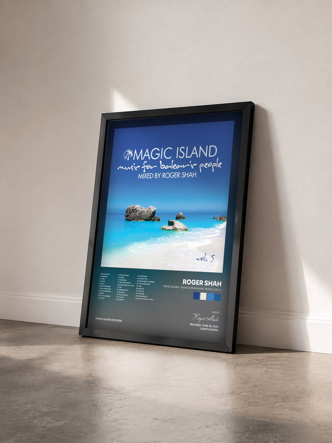 #noir Tableau de l'album Magic Island - Music for Balearic People, Vol. 5 de Roger Shah vu de trois quarts, cadre noir