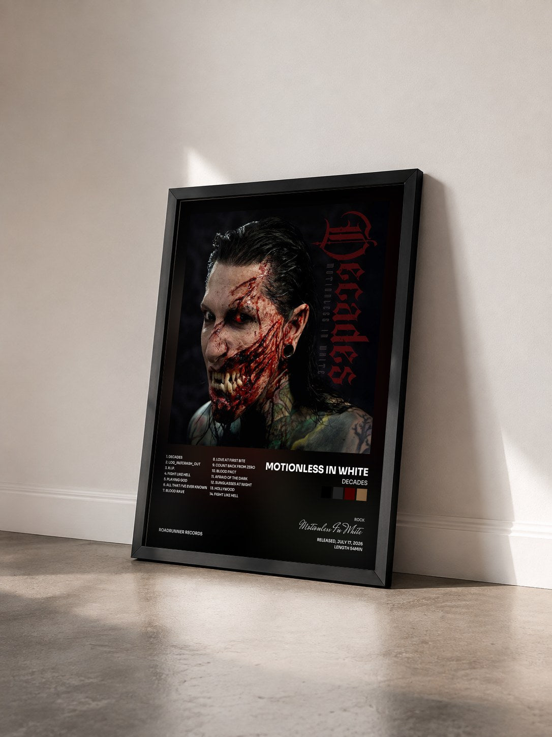 #noir Tableau de l'album Decades de Motionless In White vu de trois quarts, cadre noir