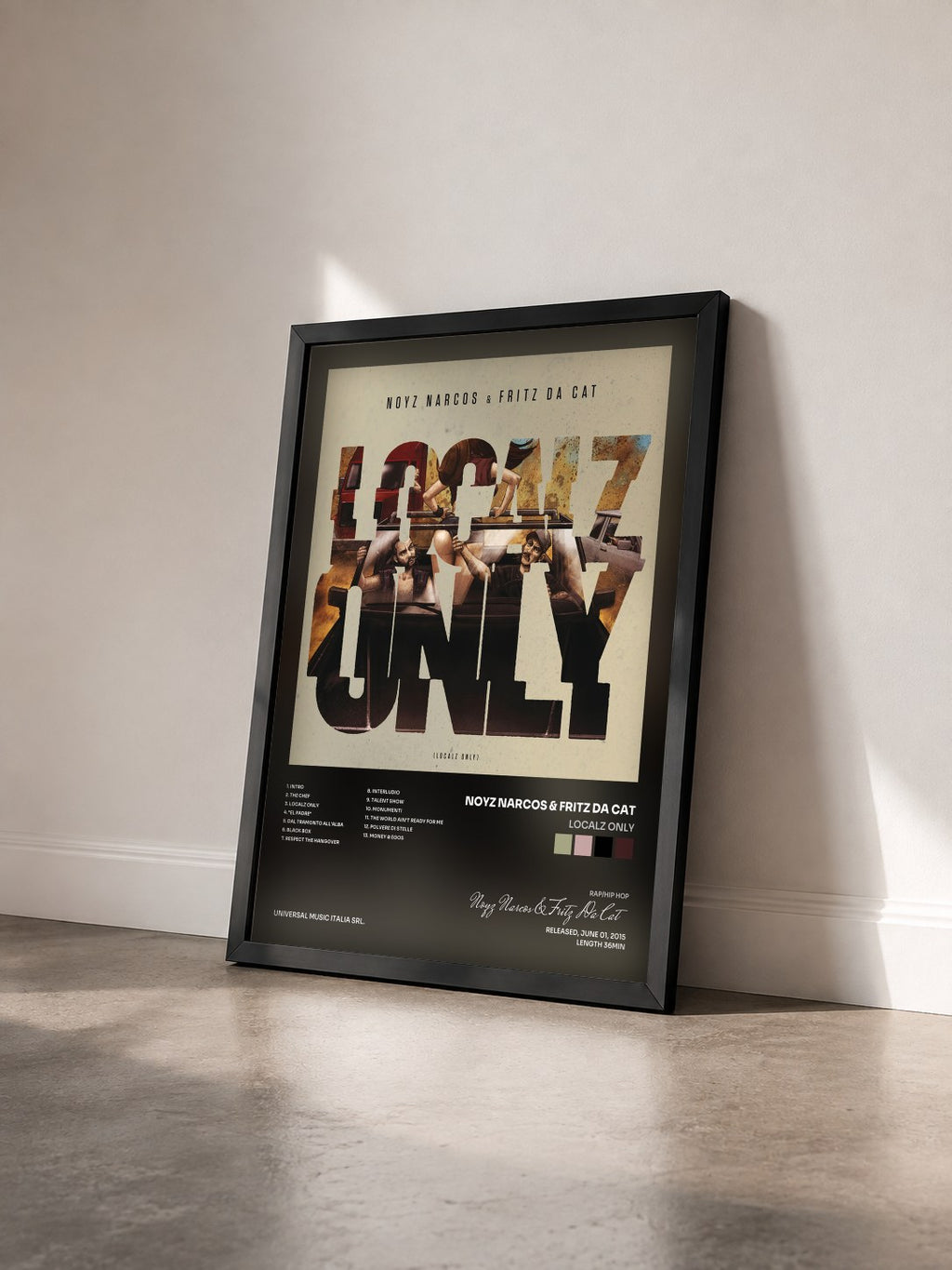#noir Tableau de l'album Localz Only de Noyz Narcos & Fritz Da Cat vu de trois quarts, cadre noir
