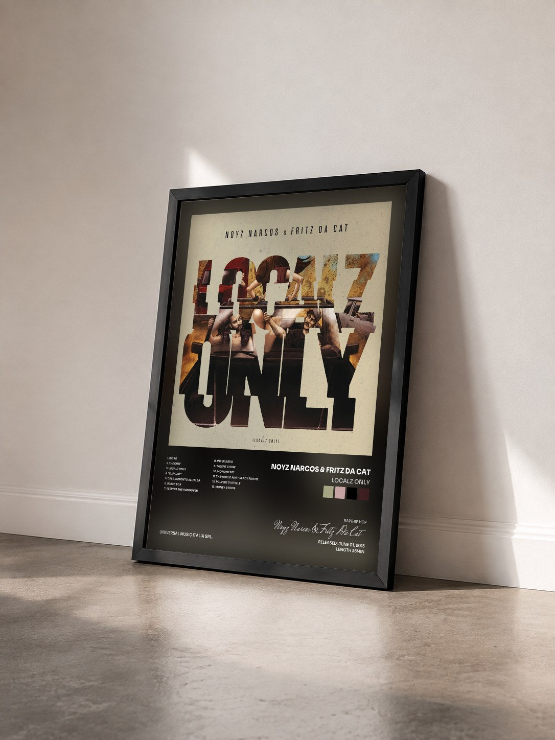 #noir Tableau de l'album Localz Only de Noyz Narcos & Fritz Da Cat vu de trois quarts, cadre noir