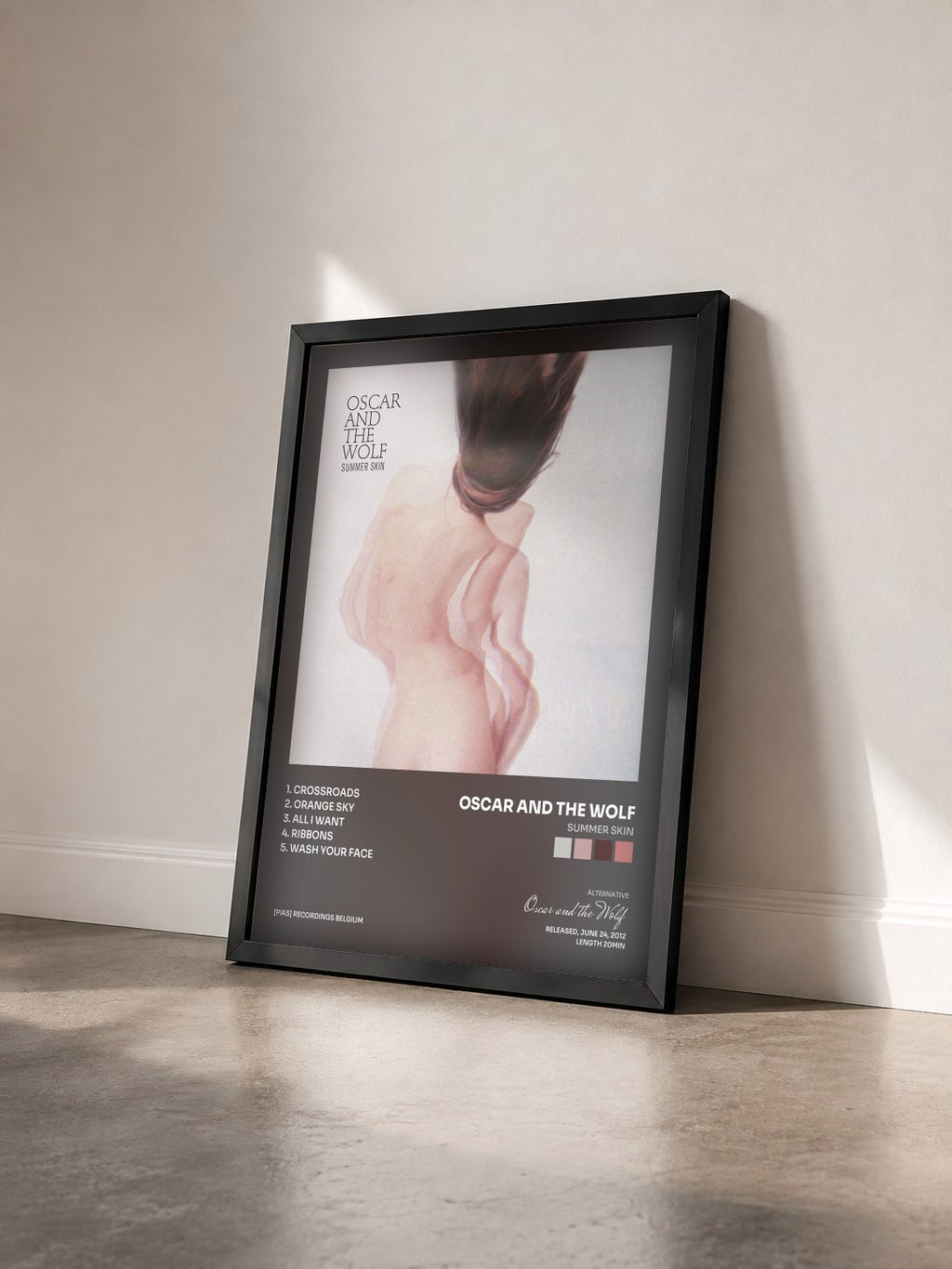 #noir Tableau de l'album Summer Skin de Oscar and the Wolf vu de trois quarts, cadre noir