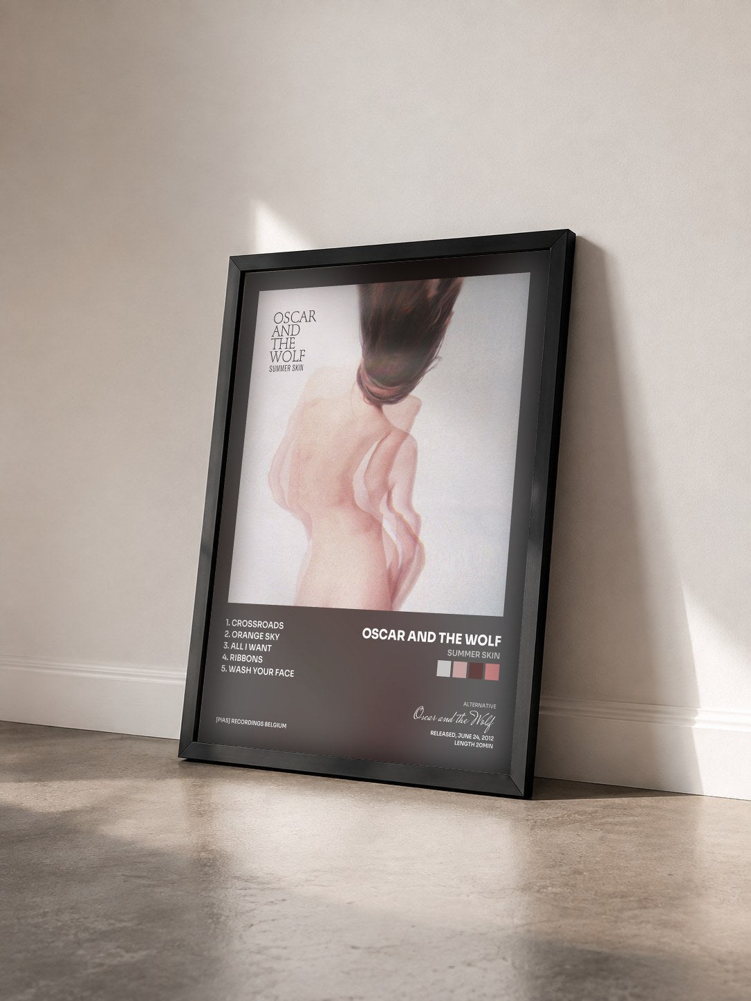 #noir Tableau de l'album Summer Skin de Oscar and the Wolf vu de trois quarts, cadre noir