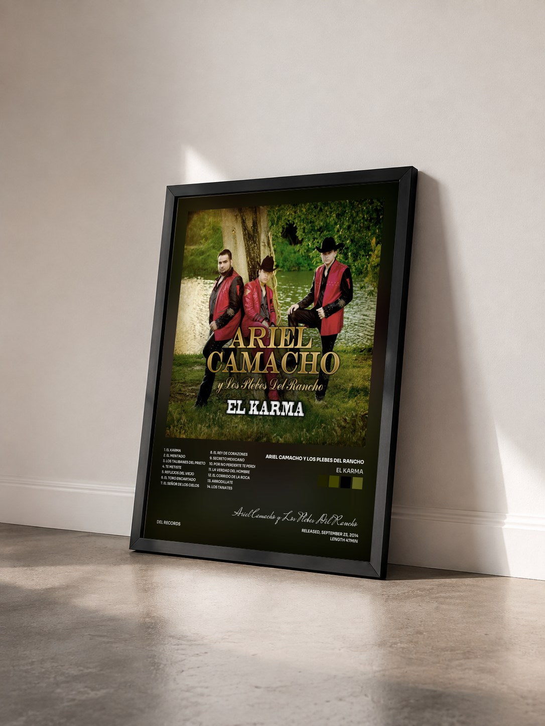 #noir Tableau de l'album El Karma de Ariel Camacho y Los Plebes Del Rancho vu de trois quarts, cadre noir