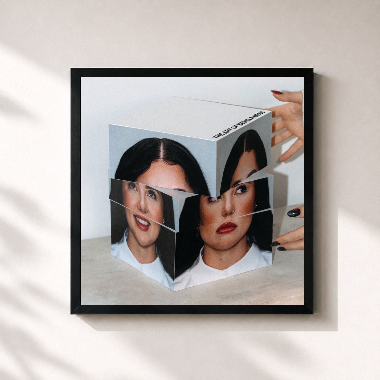 #noir Tableau carré de l'album THE ART OF BEING A MESS de Lauren Spencer Smith, cadre noir 32x32 cm