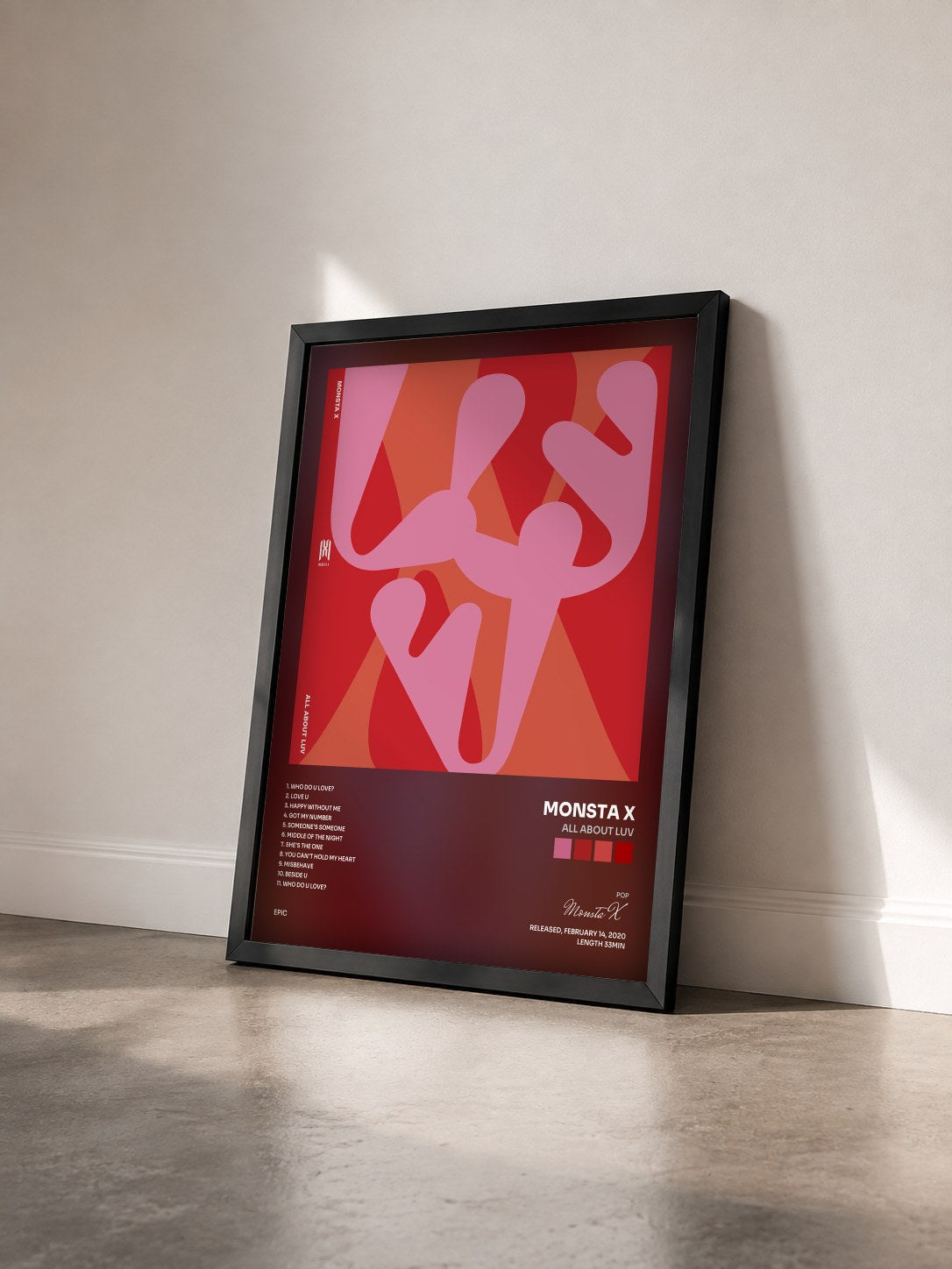 #noir Tableau de l'album ALL ABOUT LUV de Monsta X vu de trois quarts, cadre noir