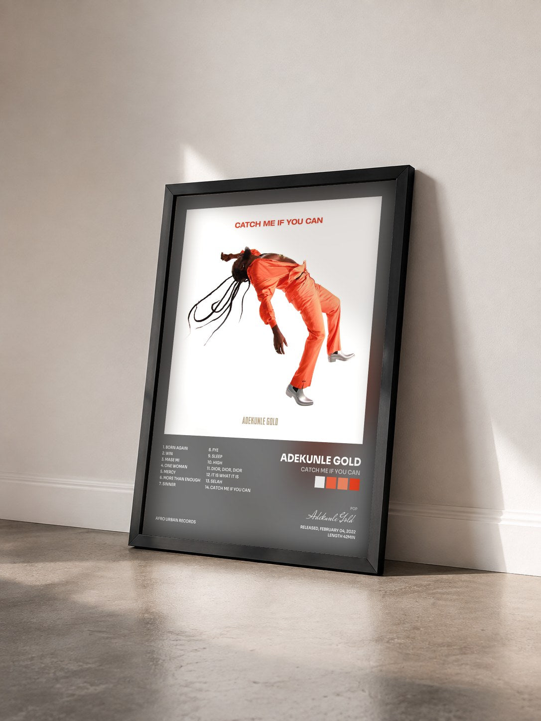 #noir Tableau de l'album Catch Me If You Can de Adekunle Gold vu de trois quarts, cadre noir