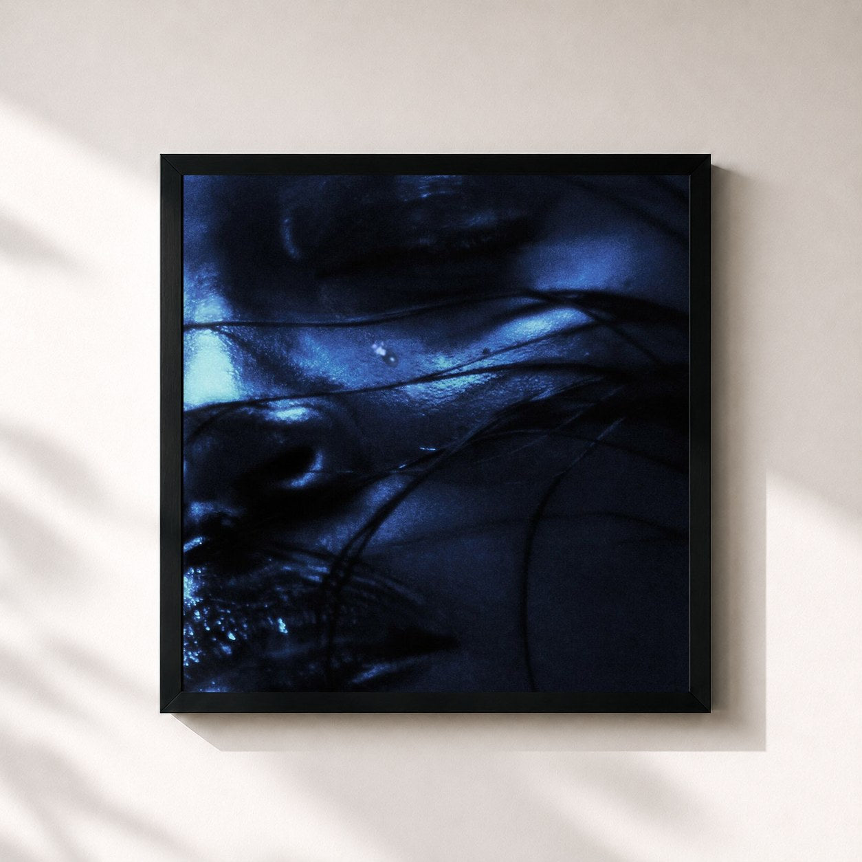 #noir Tableau carré de l'album roses are red, tears are blue — A Fountain Baby Extended Play de amaarae, cadre noir 32x32 cm